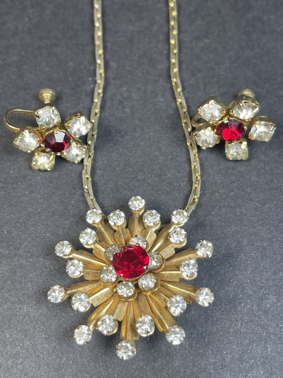 VTG Red & Clear Rhinestone Starburst Brooch Necklace & Earrings Set Gold Tone