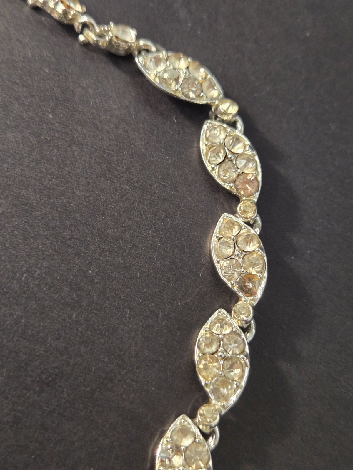 VTG Unbranded Necklace Linked Rhinestone Embedded Leaves 16″ SOLD AS IS