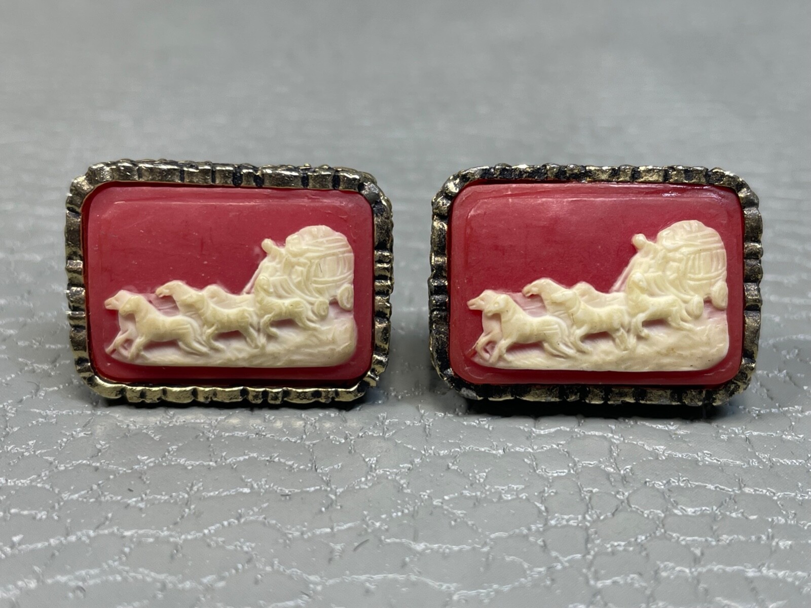 Vintage Raspberry Cameo Stagecoach Yellow Gold Plated Cuff Links