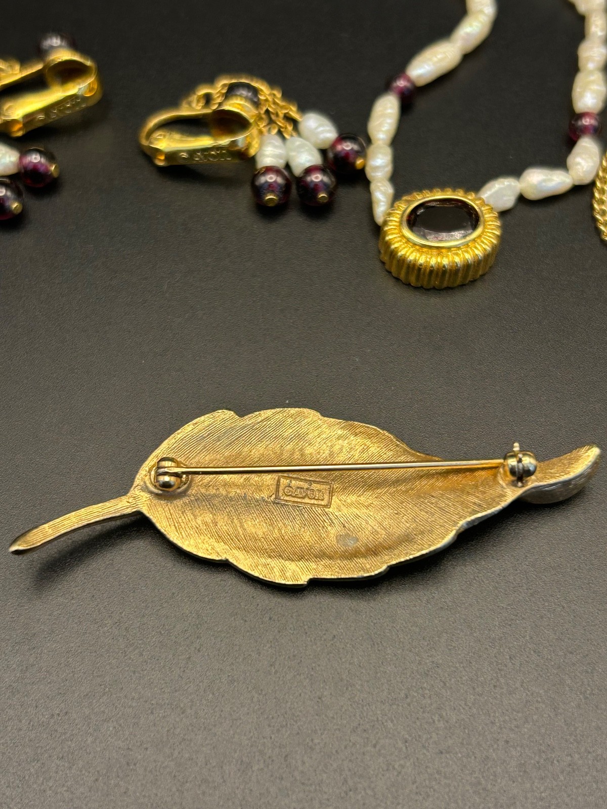 Vintage Avon Gold Tone Jewelry Lot President’s Club 1984 Necklace Brooch Pins