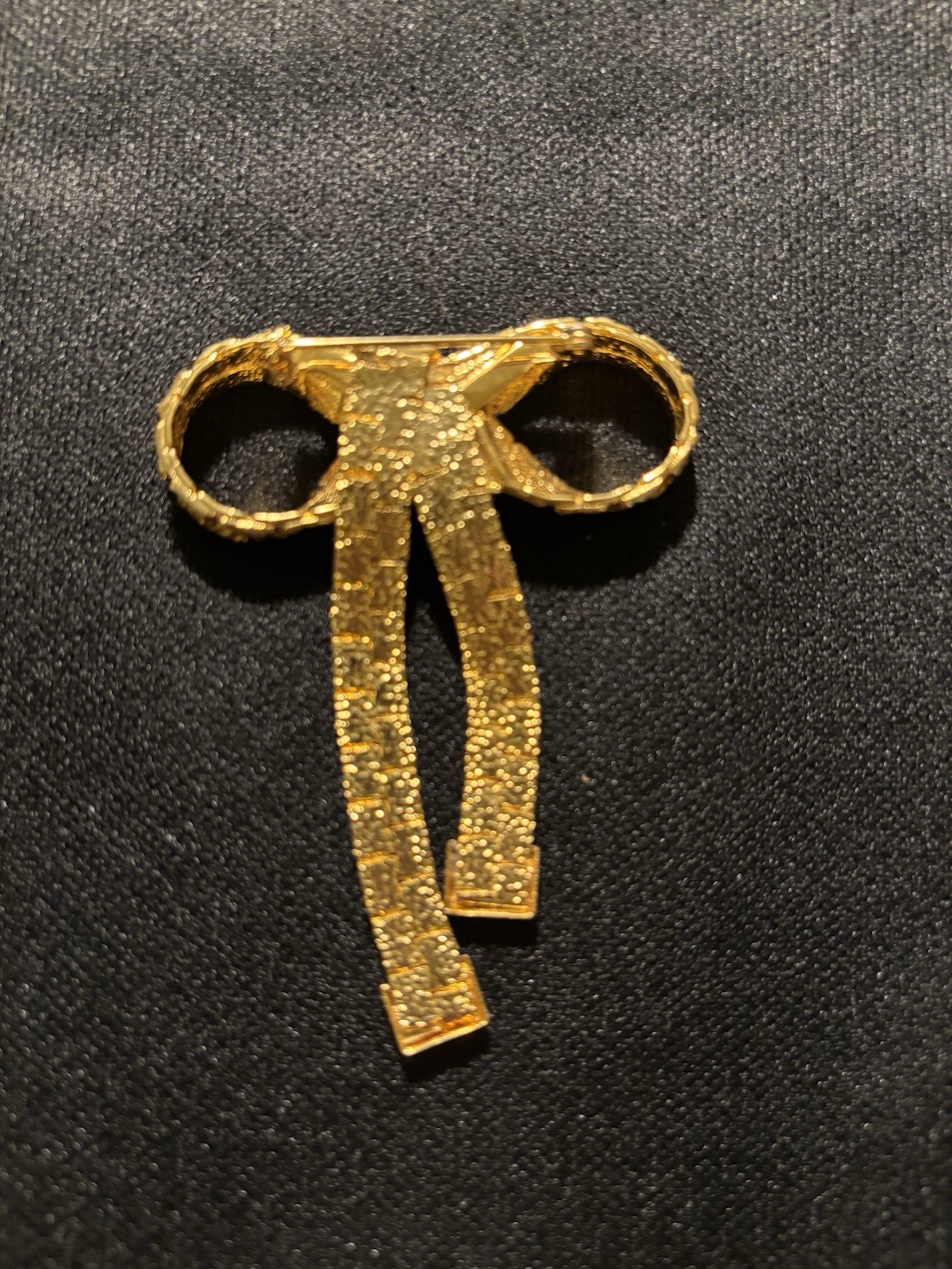 Elegant Vintage 1980’s Gold Tone Textured Articulated Bow Brooch