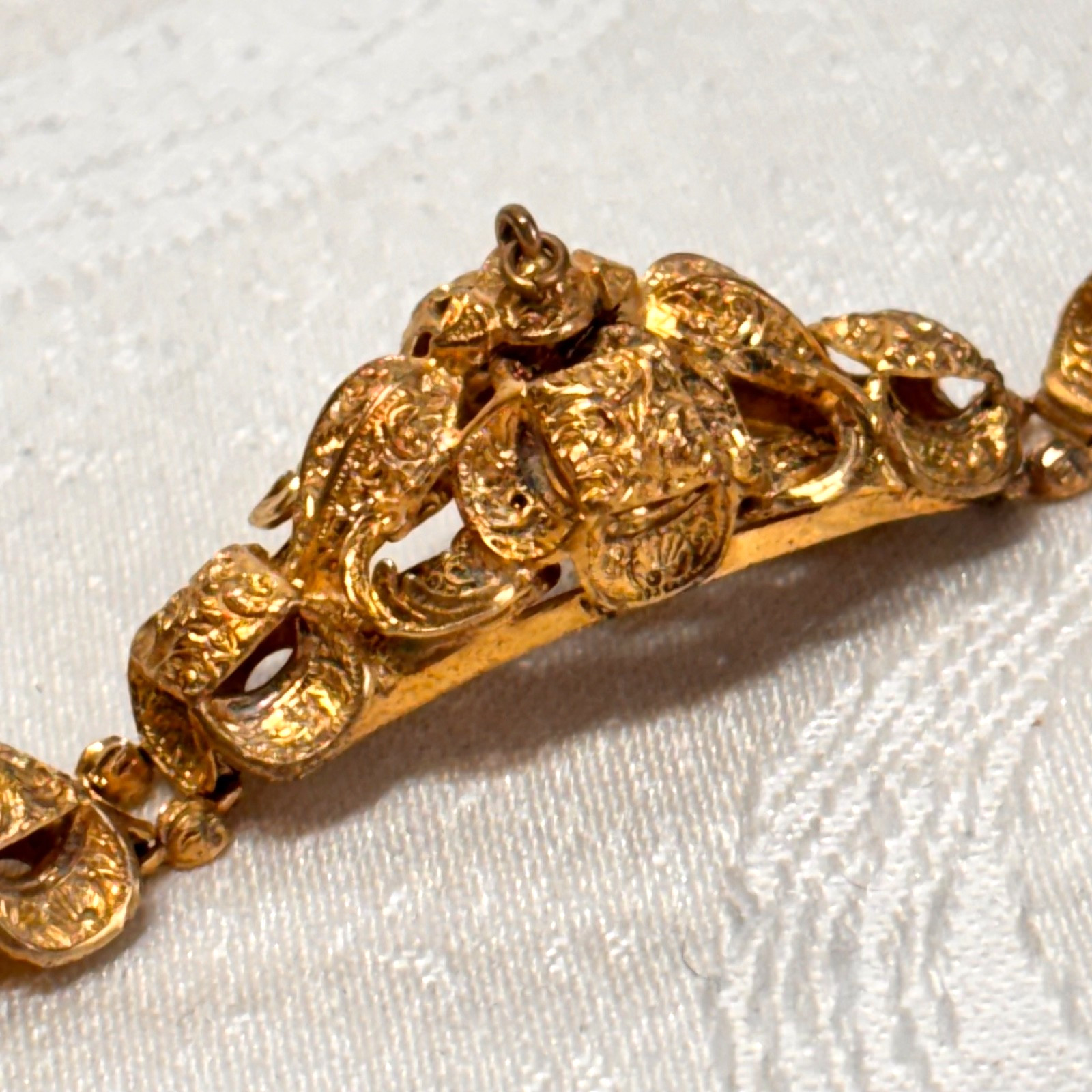 BRACELET goldtone metal temple lightweight box clasp NO BELL vintage 6 1/4″ circ