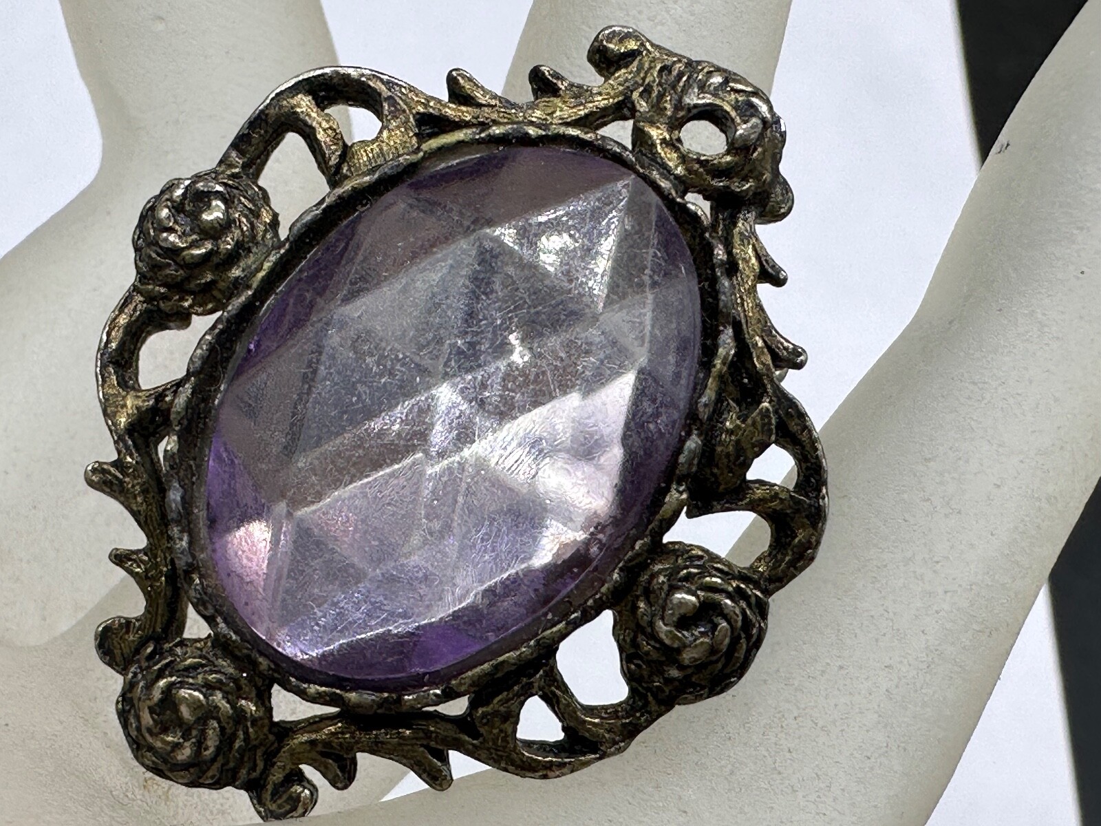 VINTAGE BRASS OR METAL ALLOY FACETED LILAC LUCITE VICTORIAN STYLY BROOCH PIN