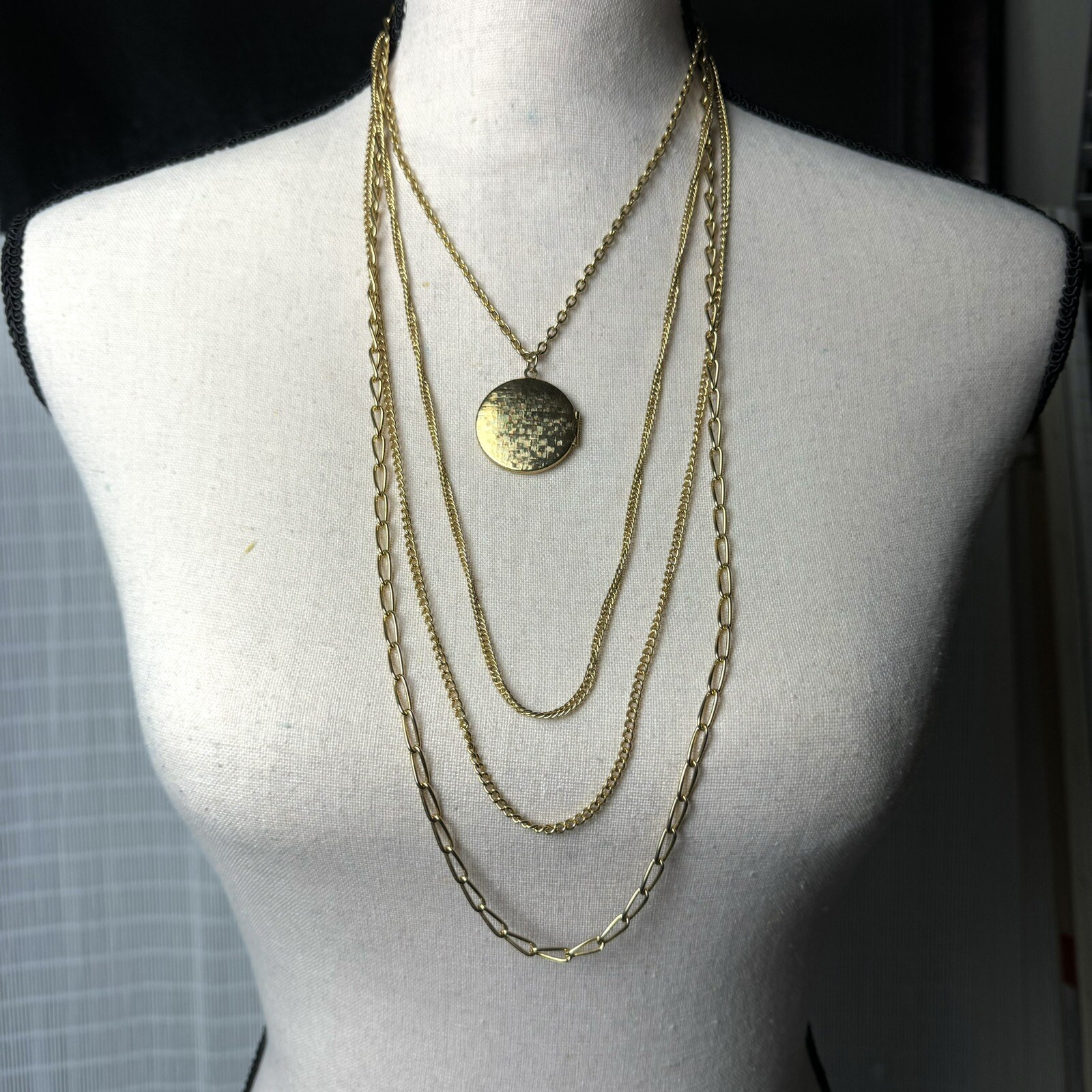 Layered Necklace Vtg Gold Tone Variety Chains Round Locket 16″ Box Closure