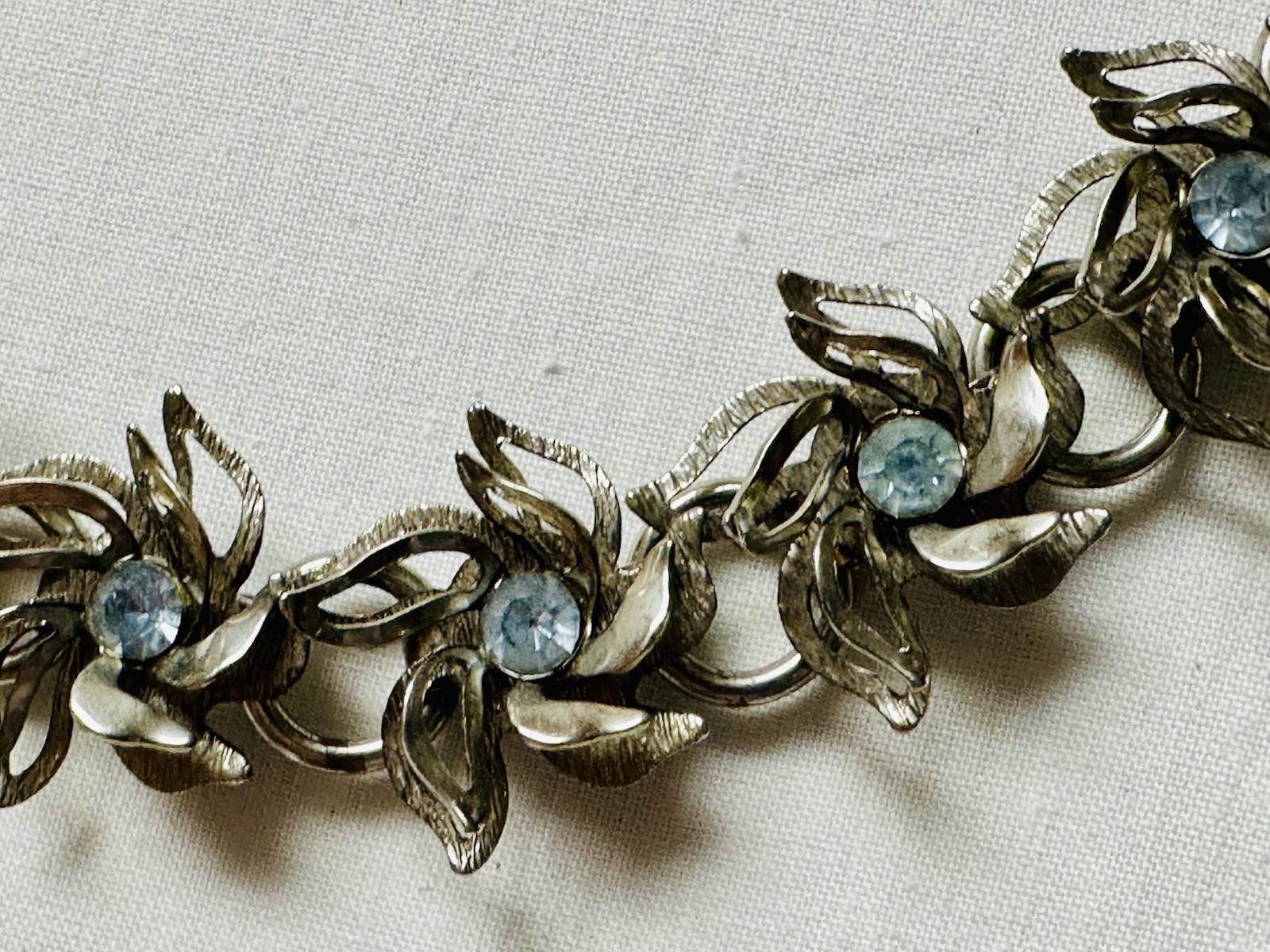 Vintage Mid Century Raised Flower Blue Rhinestone Collar Choker Necklace n908