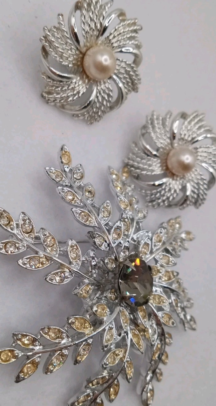 Sarah Coventry Jewelry Set. Clip On Earrings & Brooch Silver tone Rhinestones