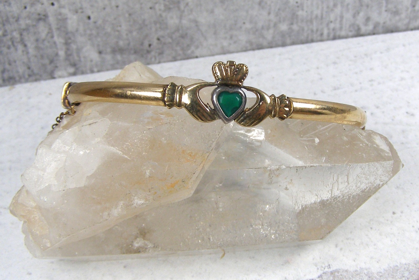 Vintage 1/20 10Ct Rolled Gold Fill Hinged Bangle Bracelet Irish Claddagh Emerald