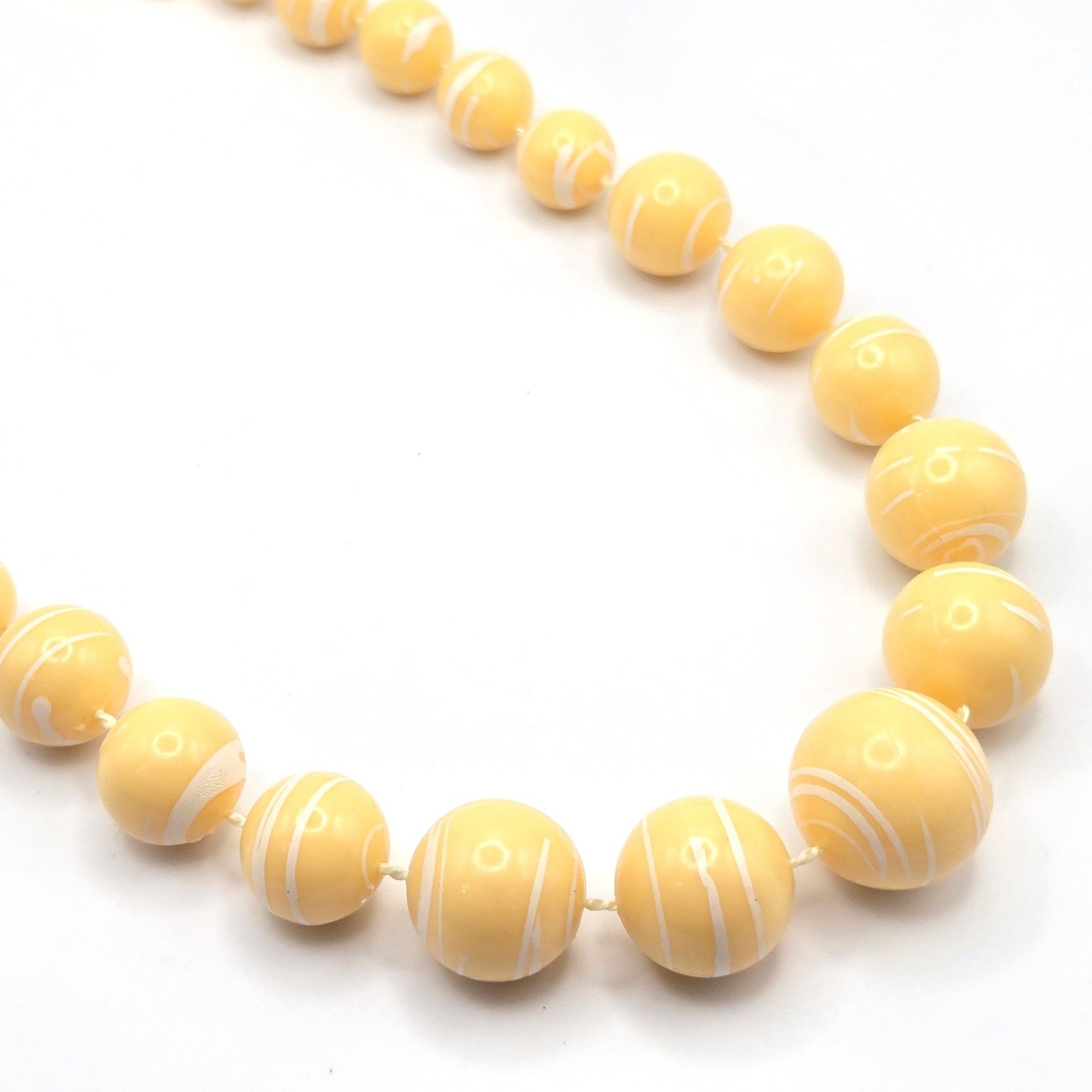 Vintage Butter Yellow with White Swirl Graduated Bead Necklace Retro Beaded