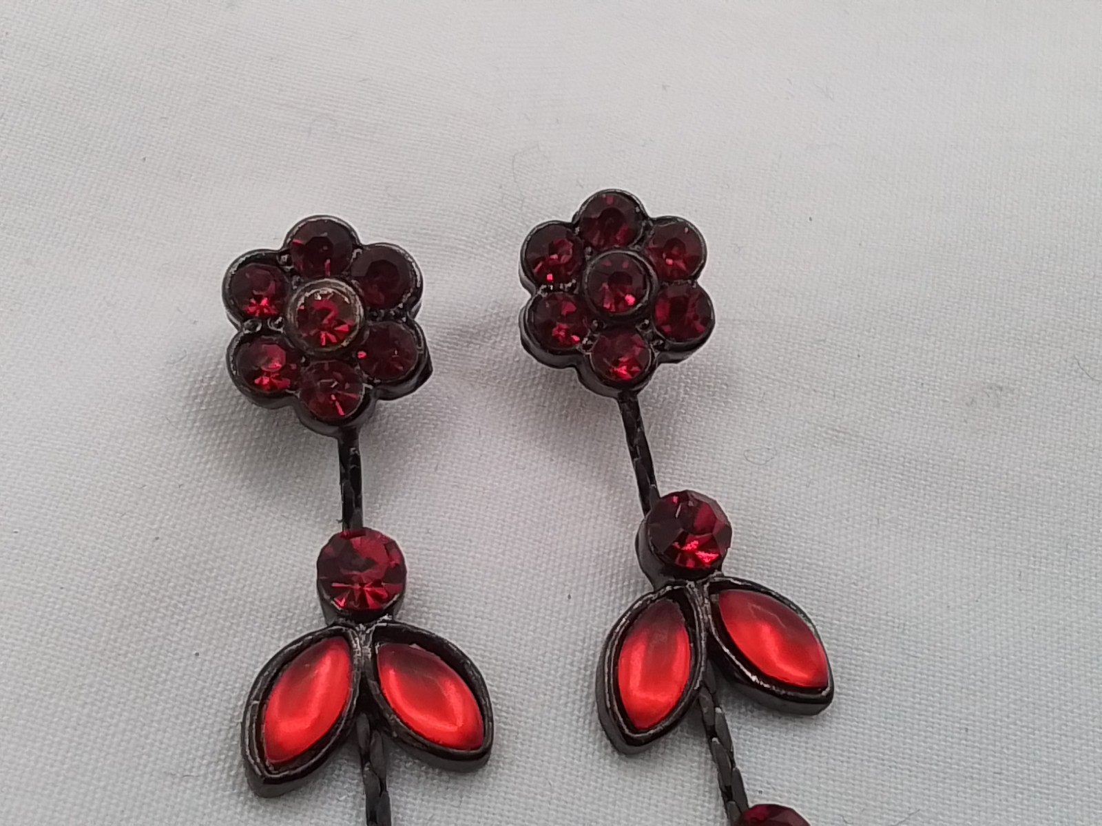 2″ RED CRYSTAL BLACK ALLOY VTG ESTATE DANGLE DAINTY FLOWER VINE PIERCED EARRINGS