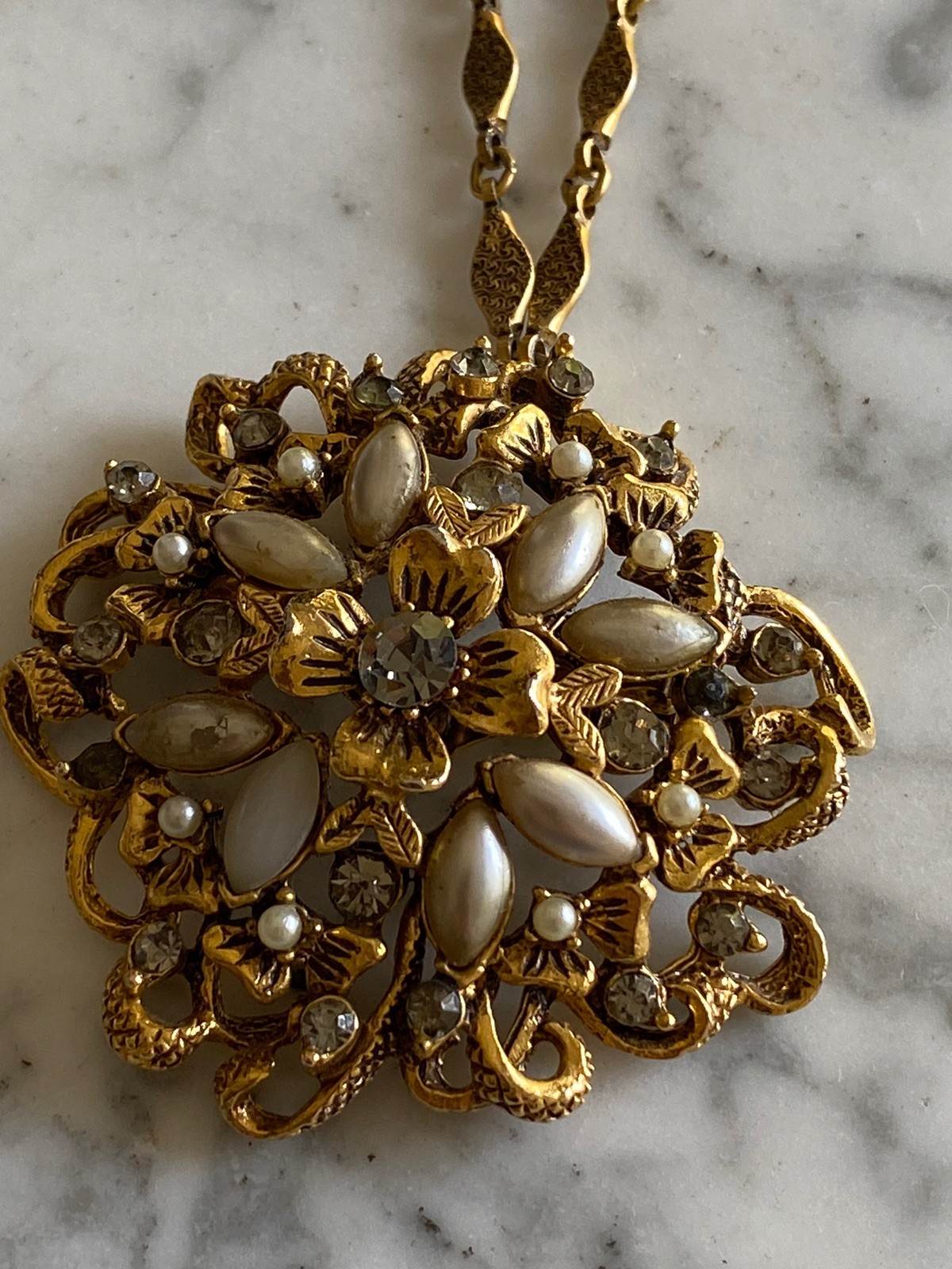 Vintage Jewelry Goldstone gold Chain Necklace Pendant Florenza rhinestone pearl