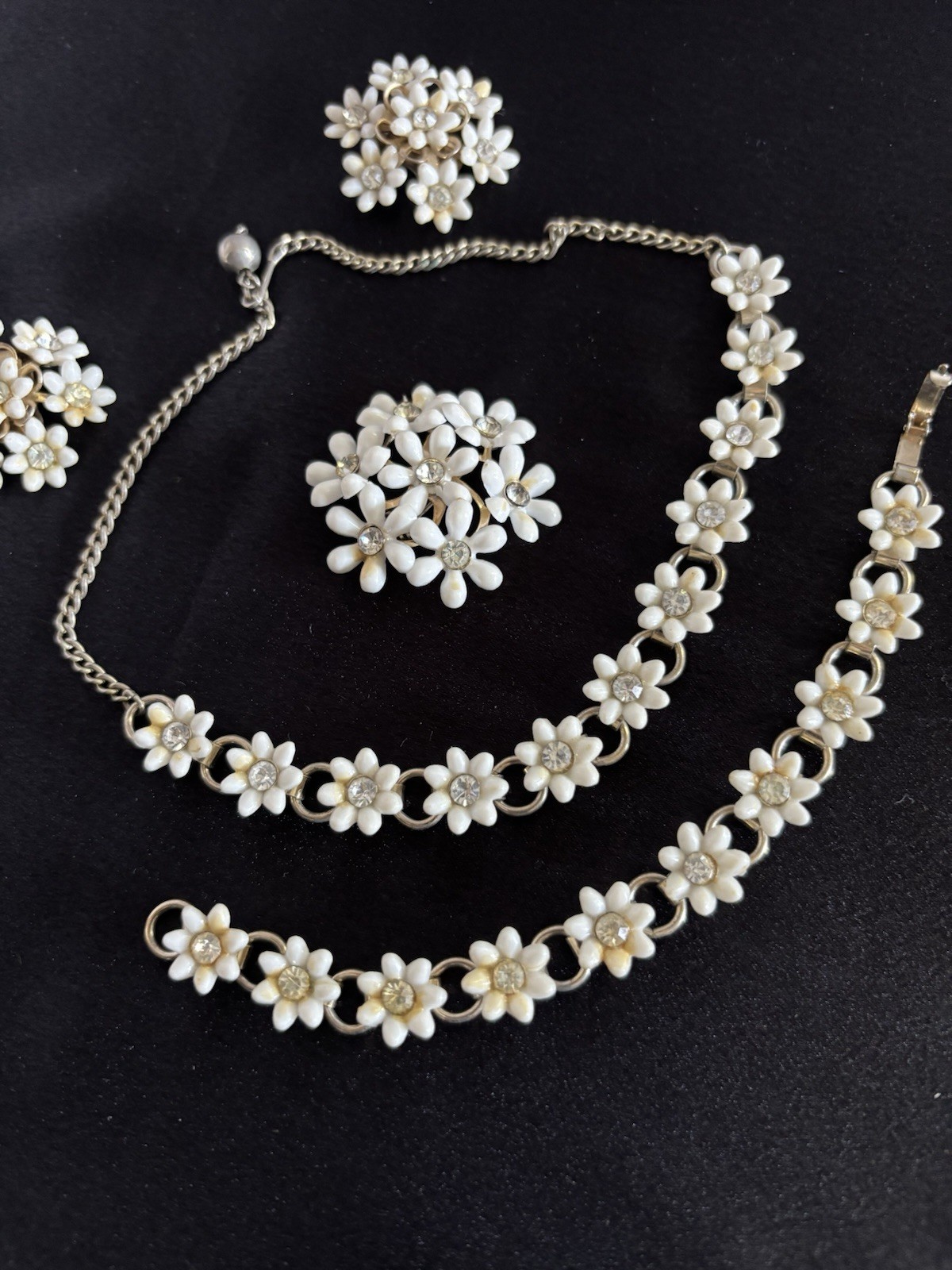 Vtg White Daisy Necklace Bracelet Brooch Earrings Parure Set Gold Toned Gift Box