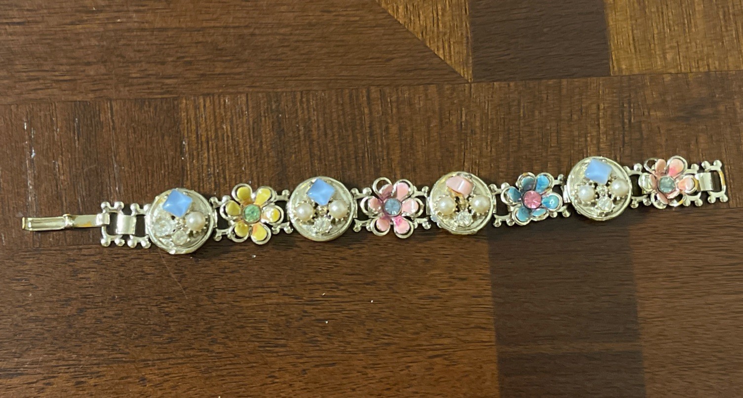 Unbranded Flower Bracelet GoldToned Enamel Faux Pearl 7”
