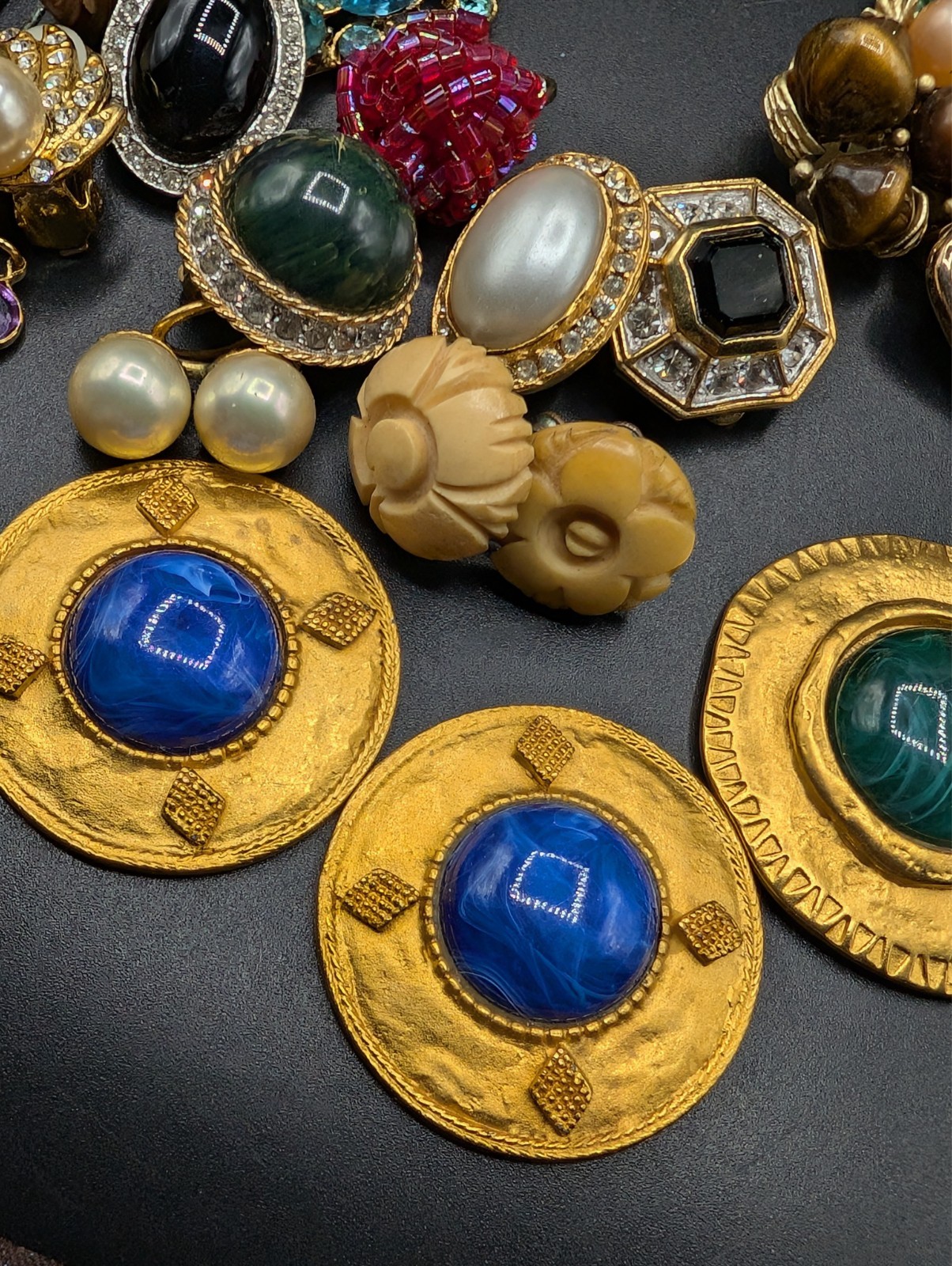 Large Lot of Vintage Singe Earrings For Crafts Aprox 2.5 lb