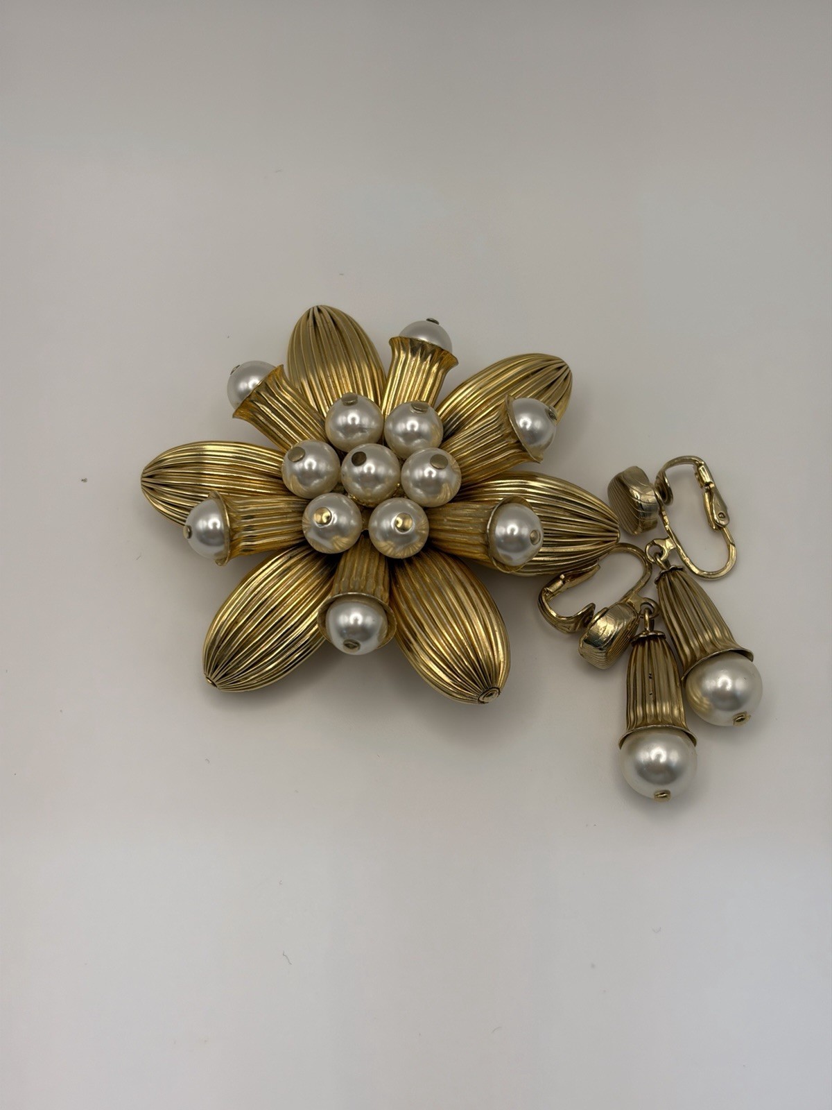 Lg Vintage Gold Tone Faux Pearl Floral Brooch & Matching Earrings Corsage Style