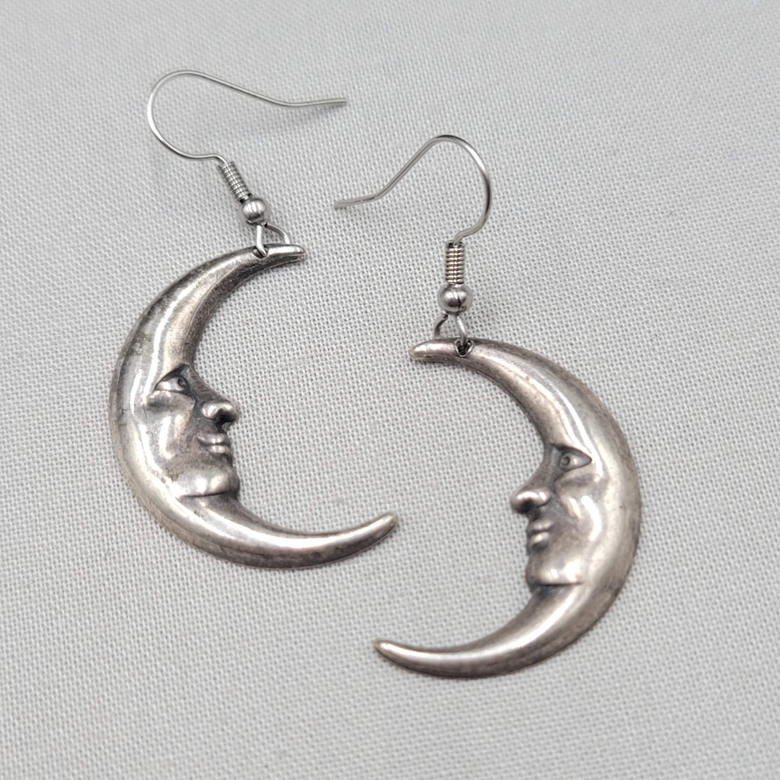 Vintage Man in the Crescent Moon Pierced Earrings Silver tone Dangle 1.25″
