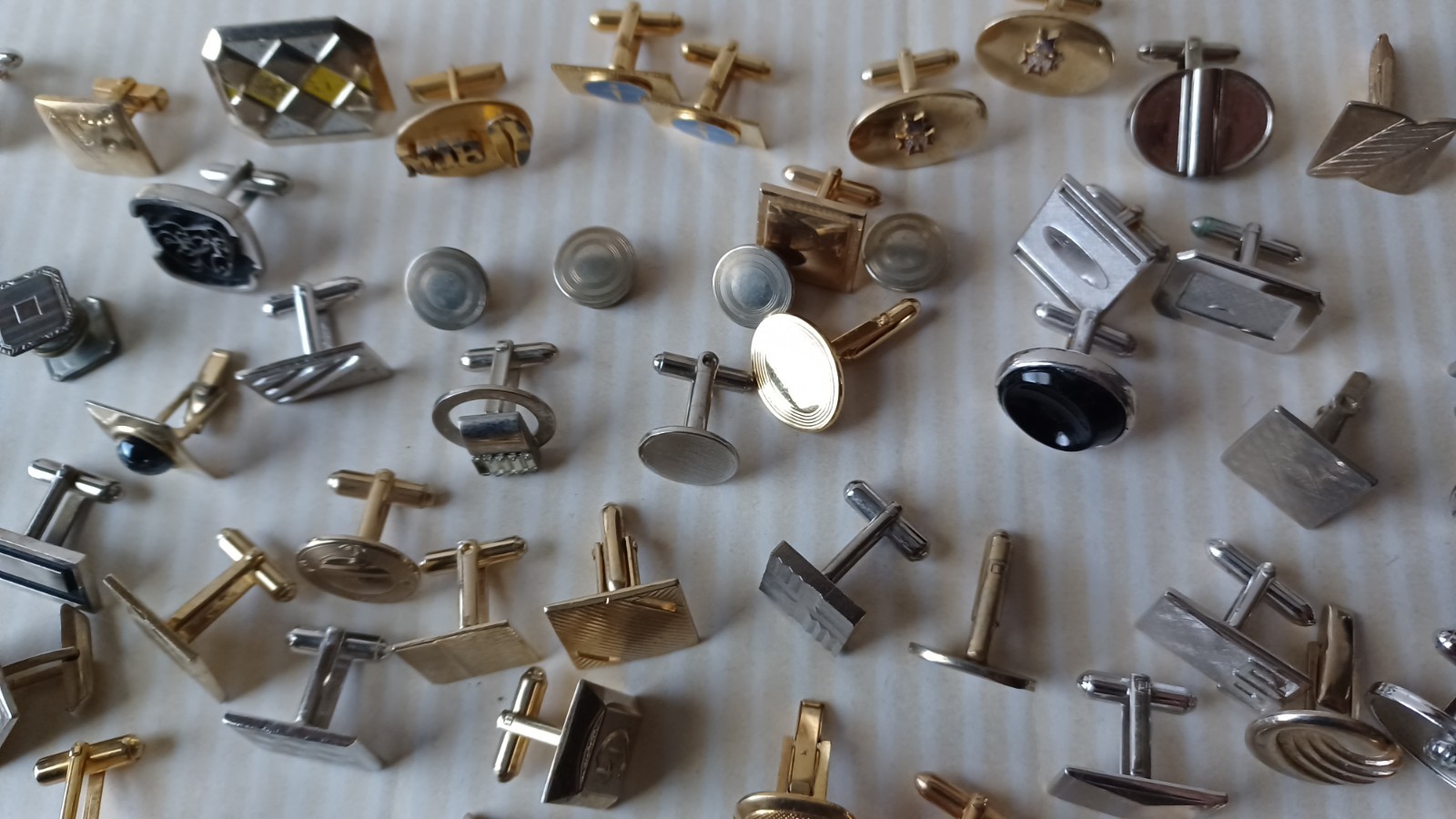 Lot 160 VTG Single Cufflinks Mixed Styles Tones Repurpose Jewelry Some Wear