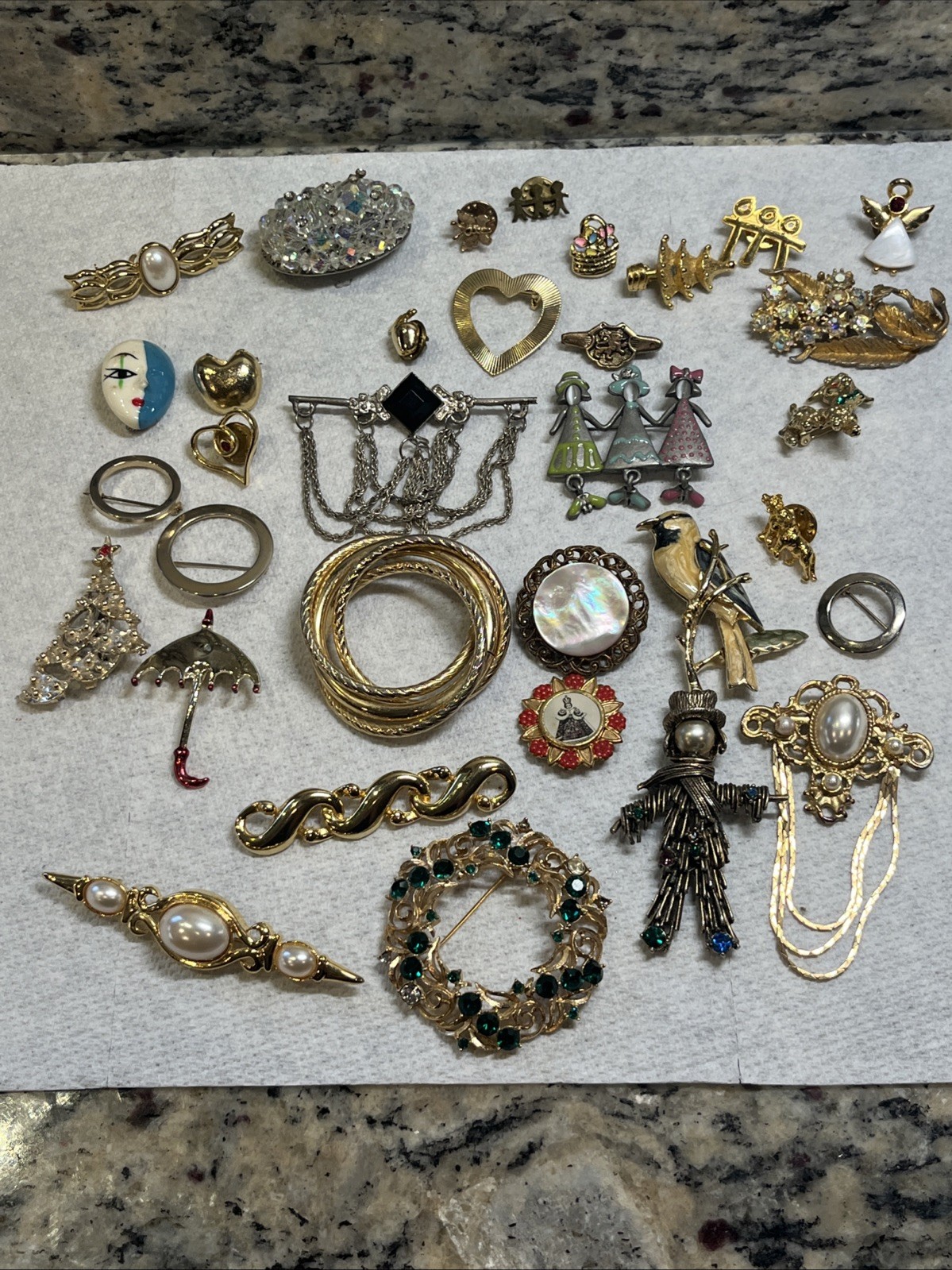 Vintage Brooch Pin Lot Gold Tone Silver Tone Mixed Materials 33 Pc Stones Ect