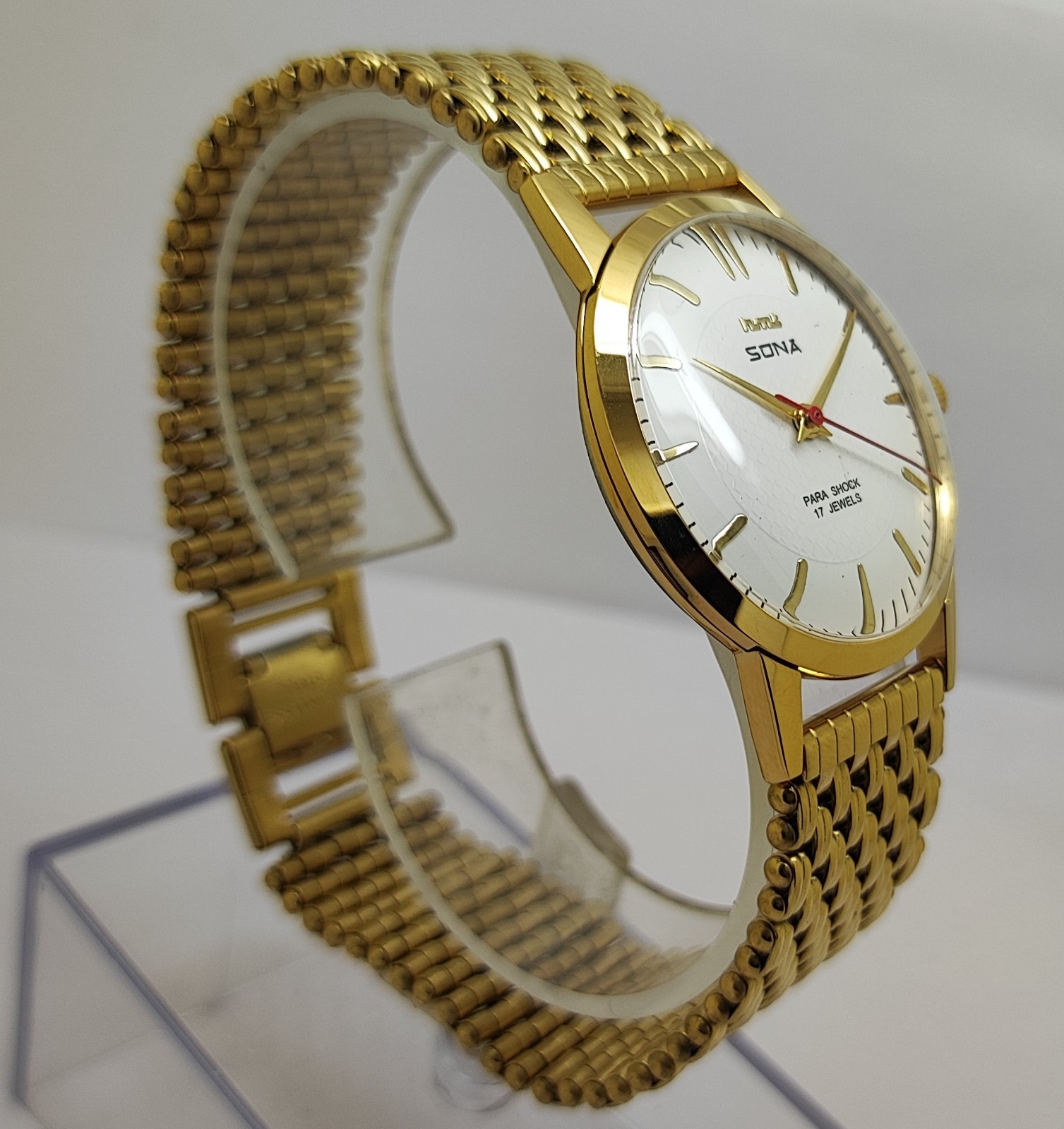 Vintage Hmt Sona White Dial 17 Jewels Para Shock Mechanical hand winding Watch