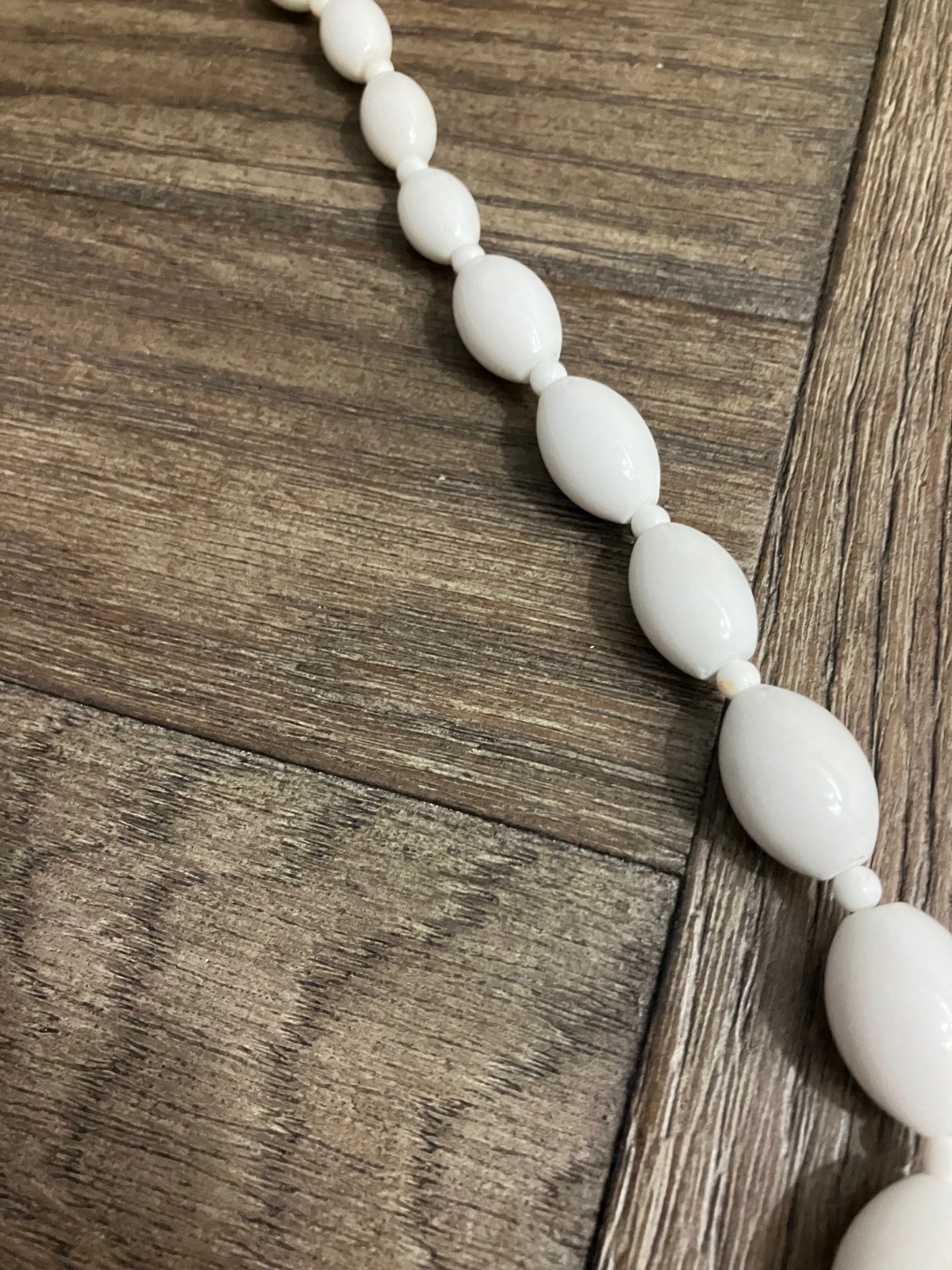 Beautiful Unique Vintage Signed MONA SO White 24″ Asymmetrical Marble Necklace