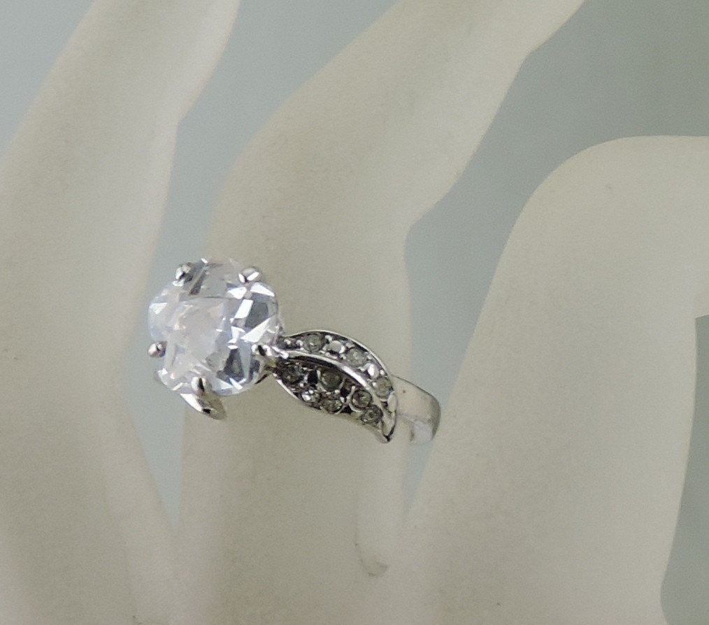 VINTAGE SILVER PLATED SOLITAIRE FLOWER ROUND CUT CRYSTAL RING SIZE 8