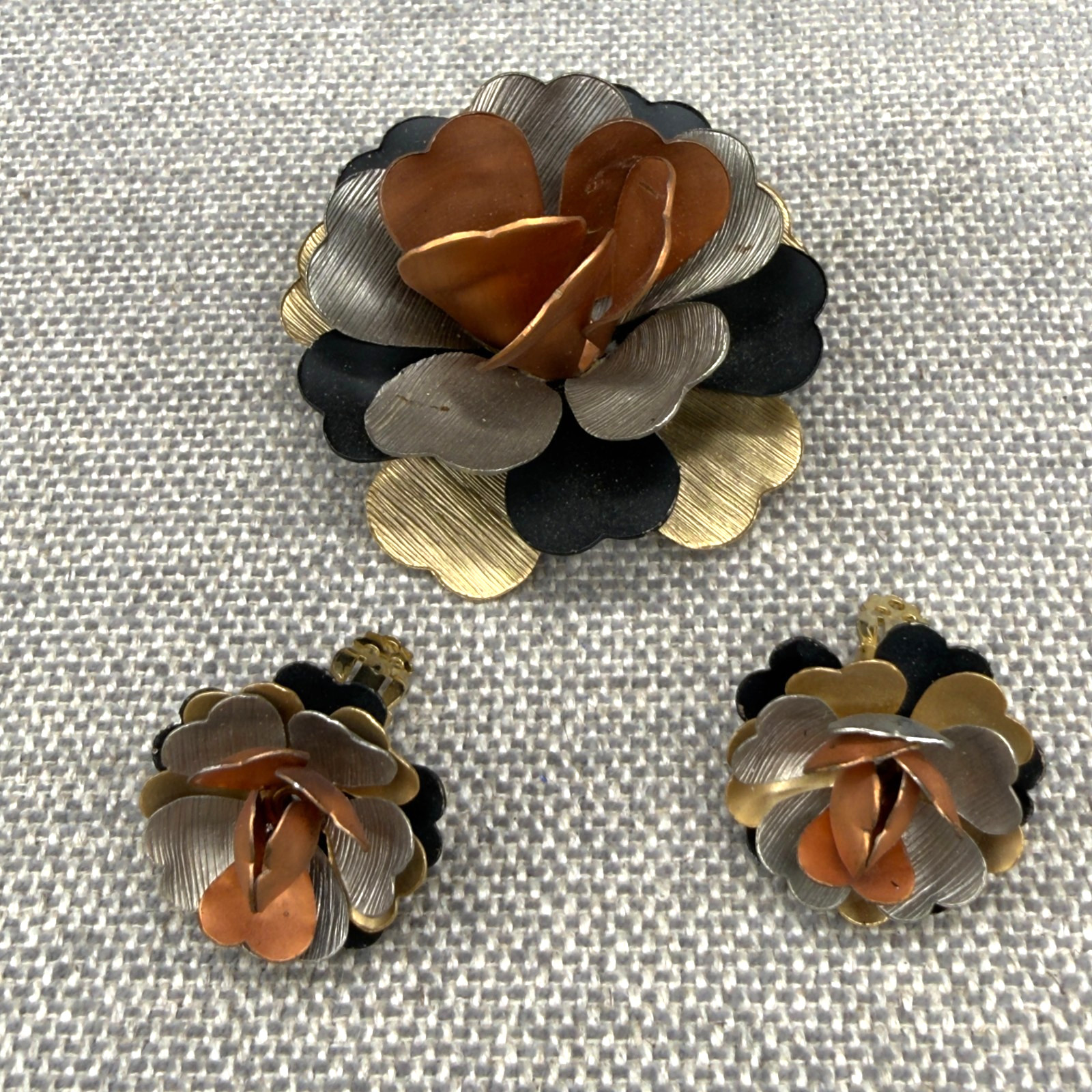 Vintage Brooch Earrings Jewelry Set 4 Tone Metal Flowers Clip Ons READ