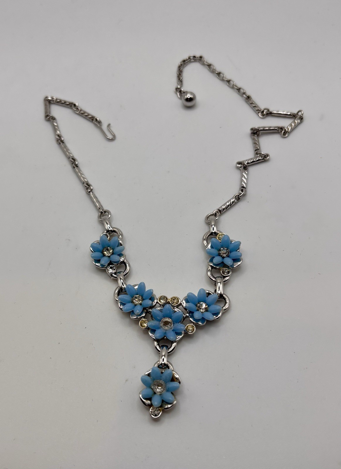 Vintage 1959 rhodium-plated necklace / blue thermoset flower and rhinestones