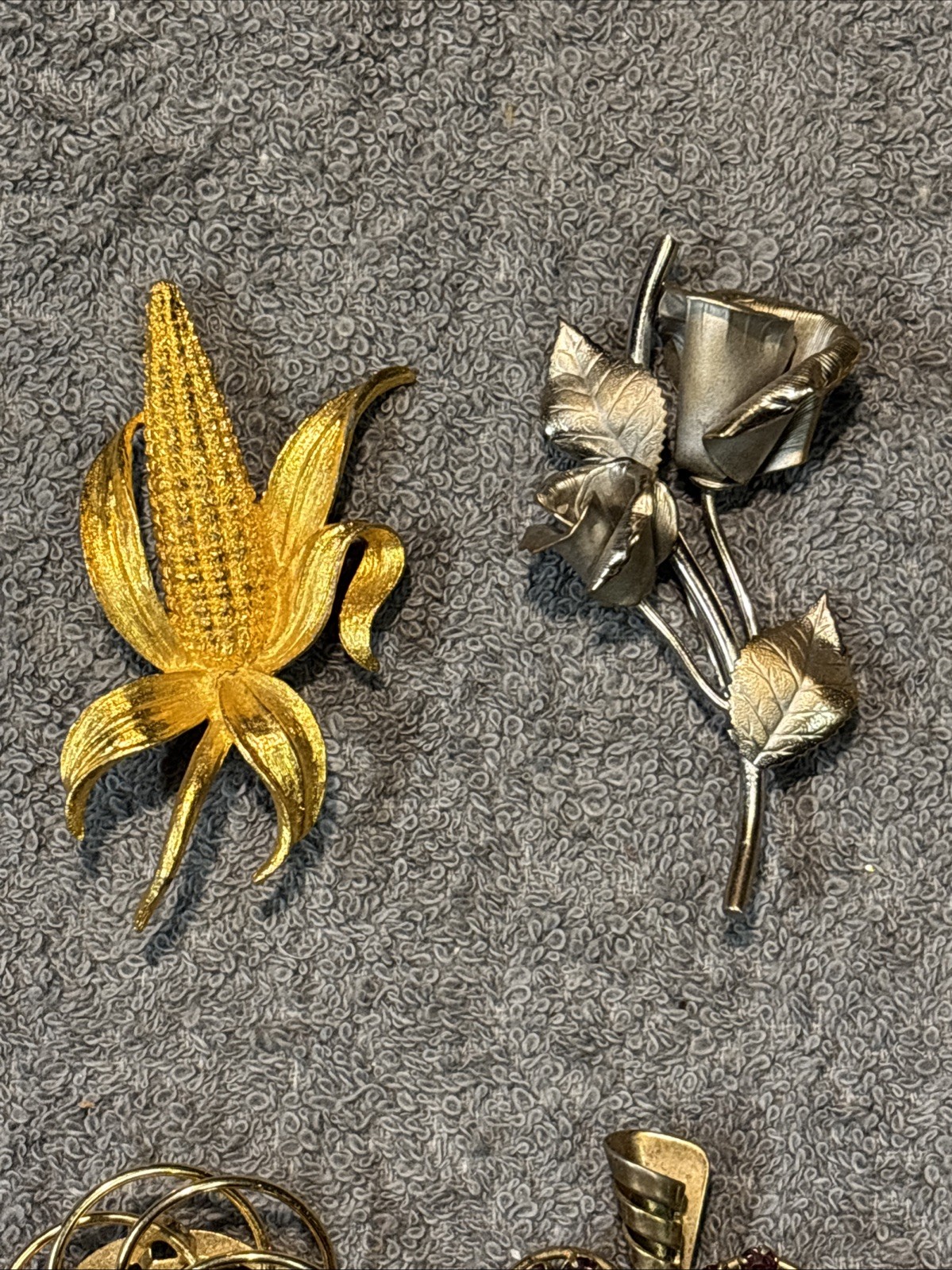 Vintage Brooch Lot Of 21 Brands Are Avon And Unbranded Sizes Range From 1 To 4in