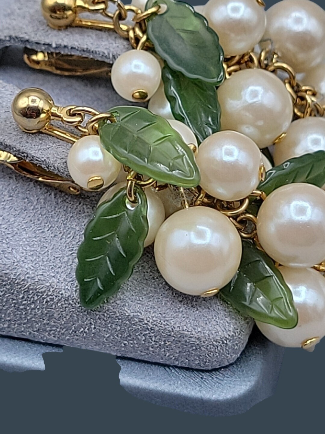 Vtg Avon Pearlesque Grape Cluster Dangling Post Earrings 1997 Faux Jade Accent