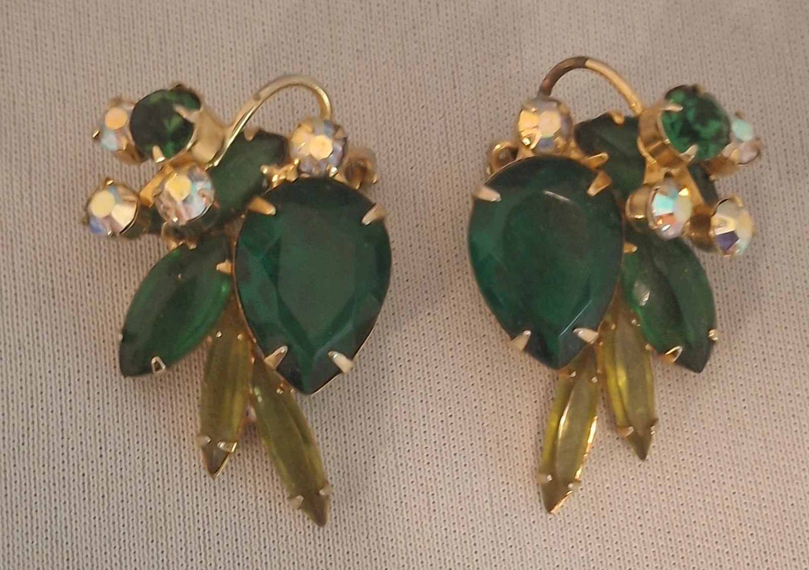 Vintage Mid Century Emerald Green Rhinstone Clip On Earrings Floral Cluster D&E