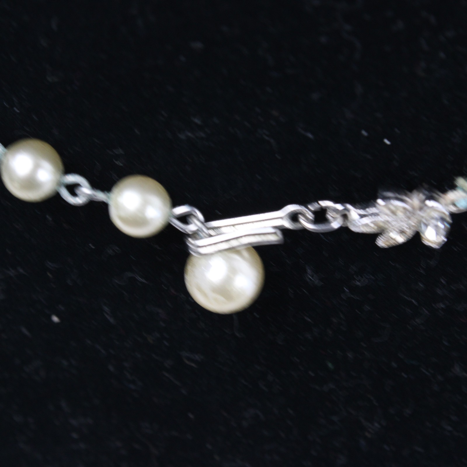 Vintage Faux Pearl Gold Toned Leaf Motif Choker