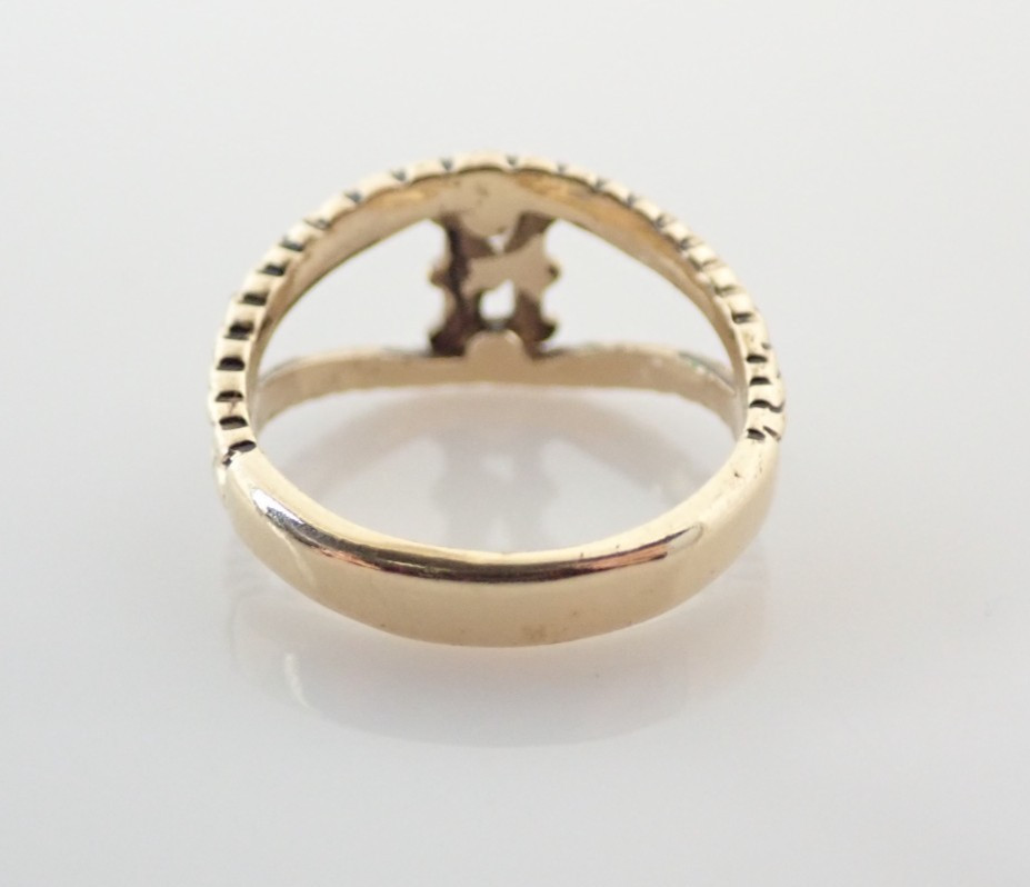 Vintage 18k HGE Signet Initial Letter “M” Pinky Band Ring Sz 5