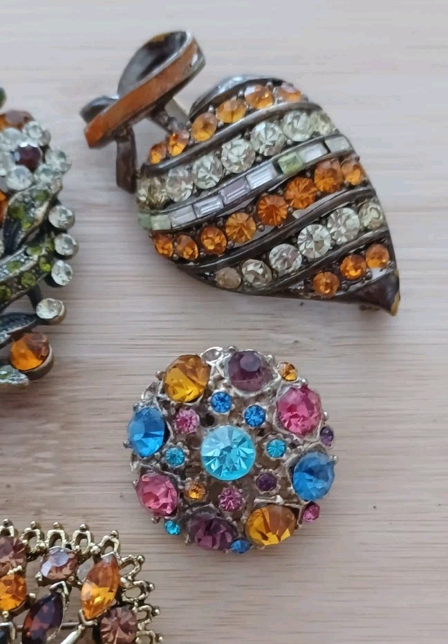 Vintage 4 Brooches Beautiful MultiColor Rhinestone Mark & Unmark See The Pics