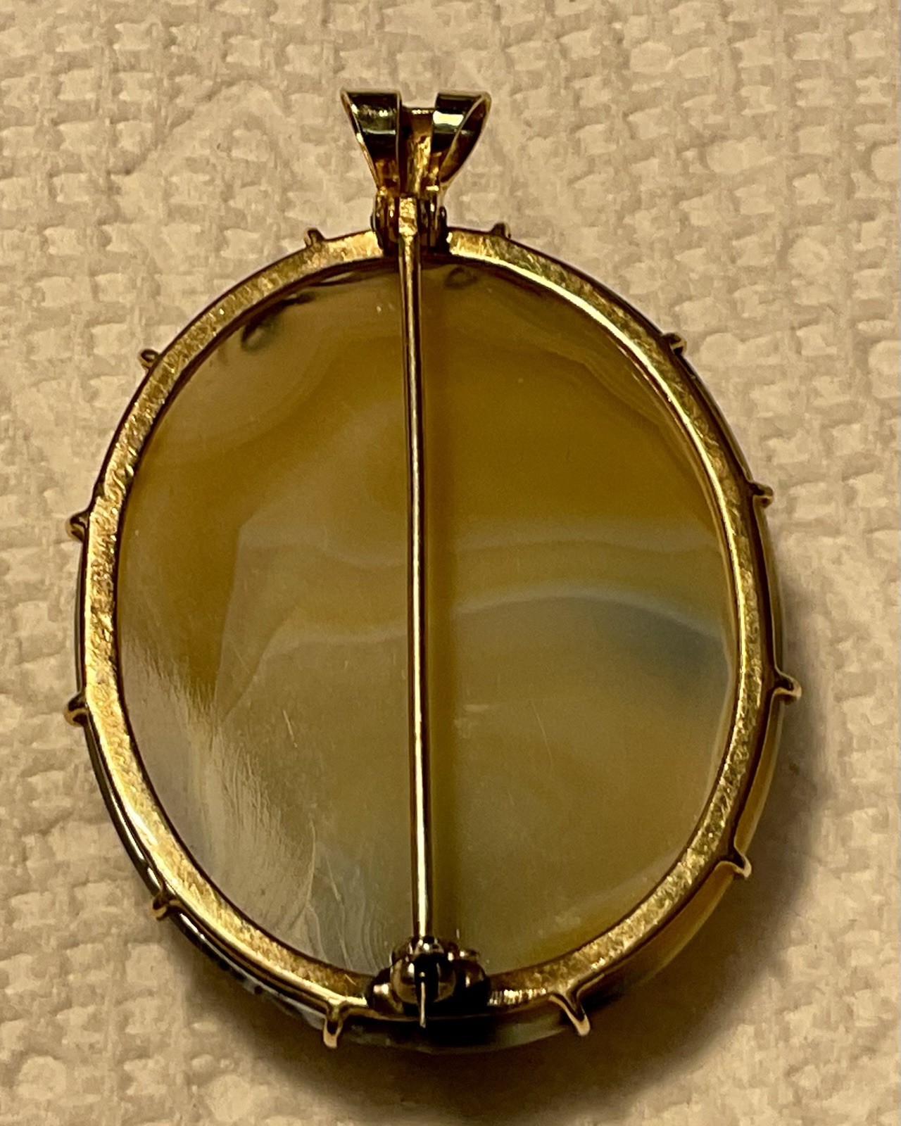 A Stunning 14K Yellow Gold Agate Brooch / Pendant. In Excellent Condition.
