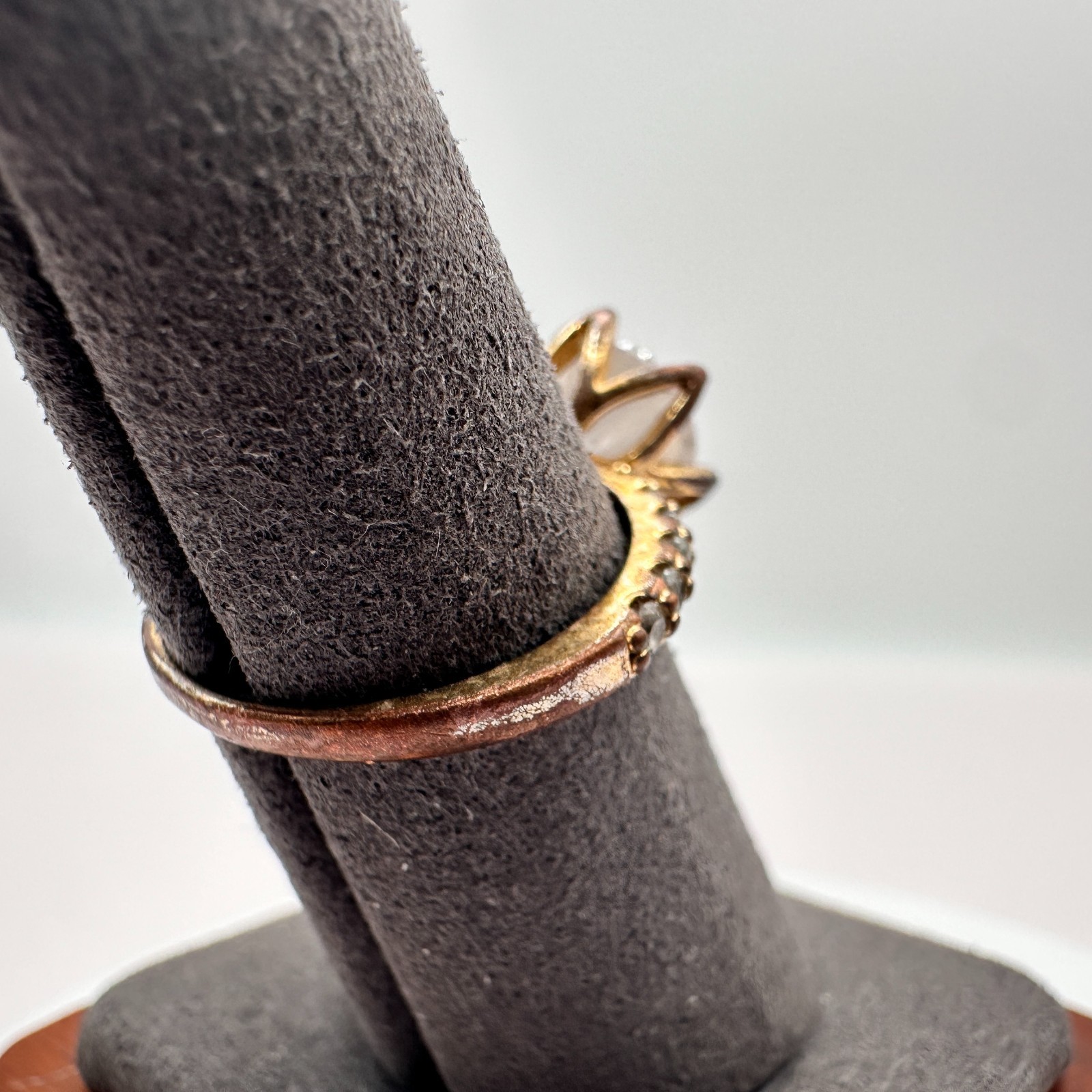 Vintage 90s Gold Tone Solitaire Ring Clear Round Glass Classic Fashion Jewelry