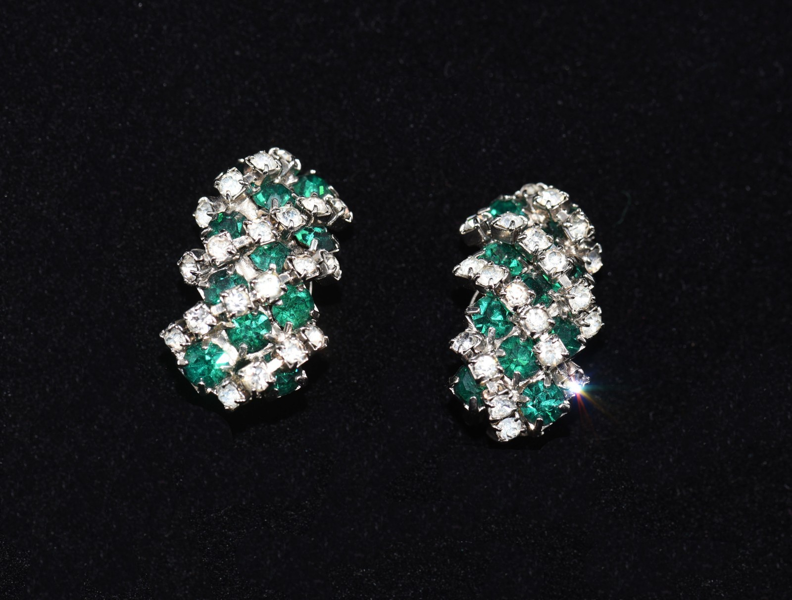 Wonderful KRAMER Emerald GREEN and Shimmering CLEAR RHINESTONE NECKLACE & ER SET