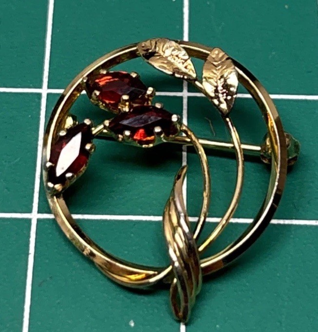 VTG Unsigned Gold Tone Marquise Cut Prong Set Garnet Stones Brooch .75”
