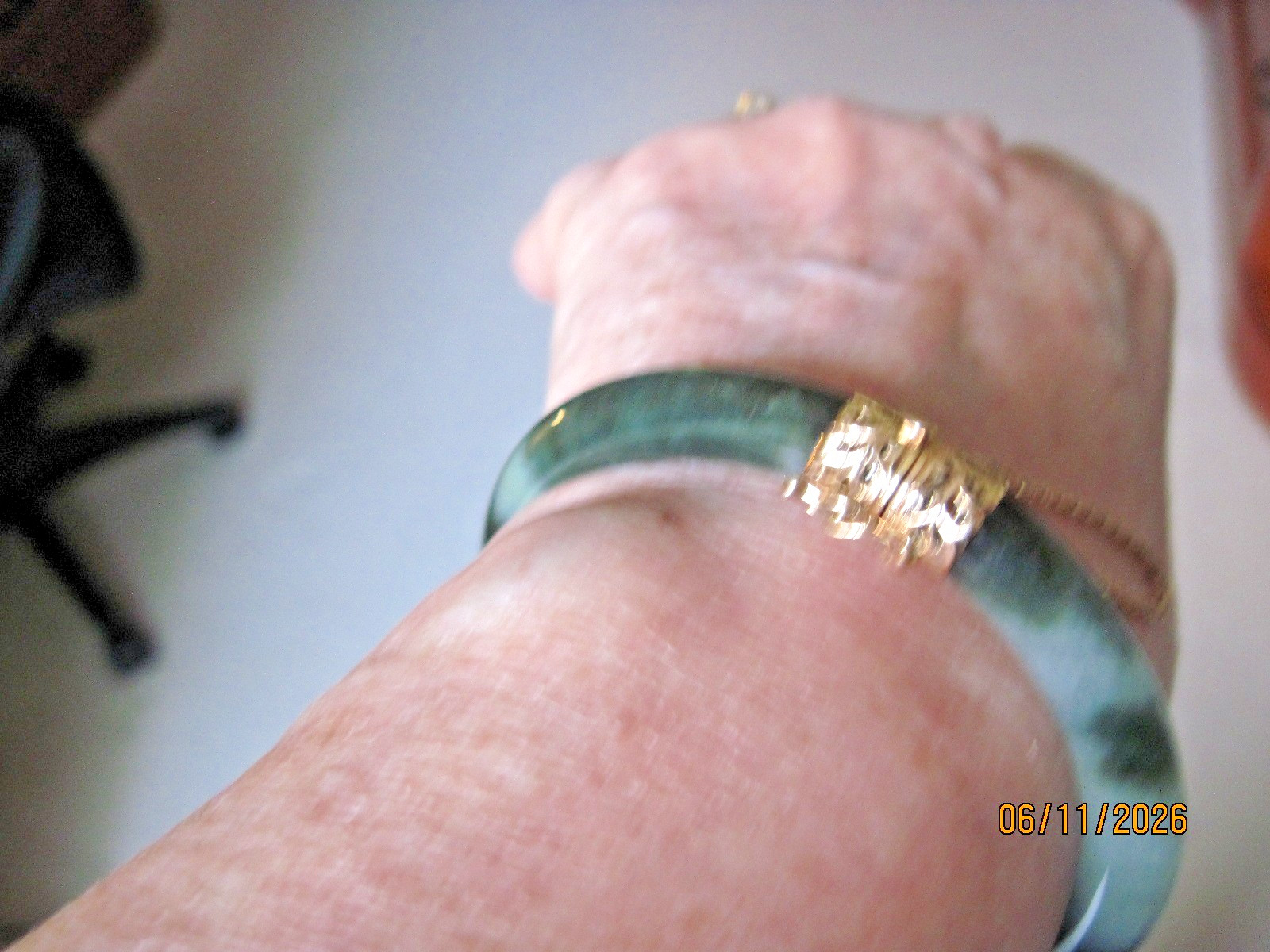 SUPERB MING’S HAWAII HINGED, 14K YELOW GOLD & JADEITE SIGNED BANGLE BRACELET