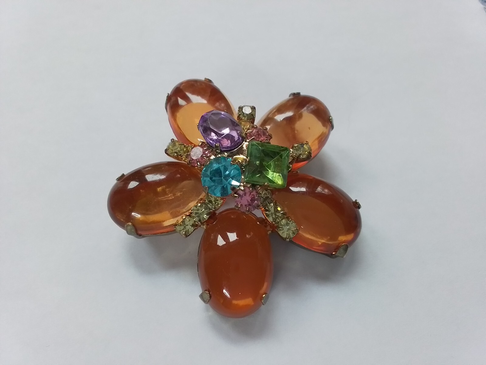 AMBER CABOCHON PASTEL RINESTONE BROOCH GLOWS UNDER BLACKLIGHT