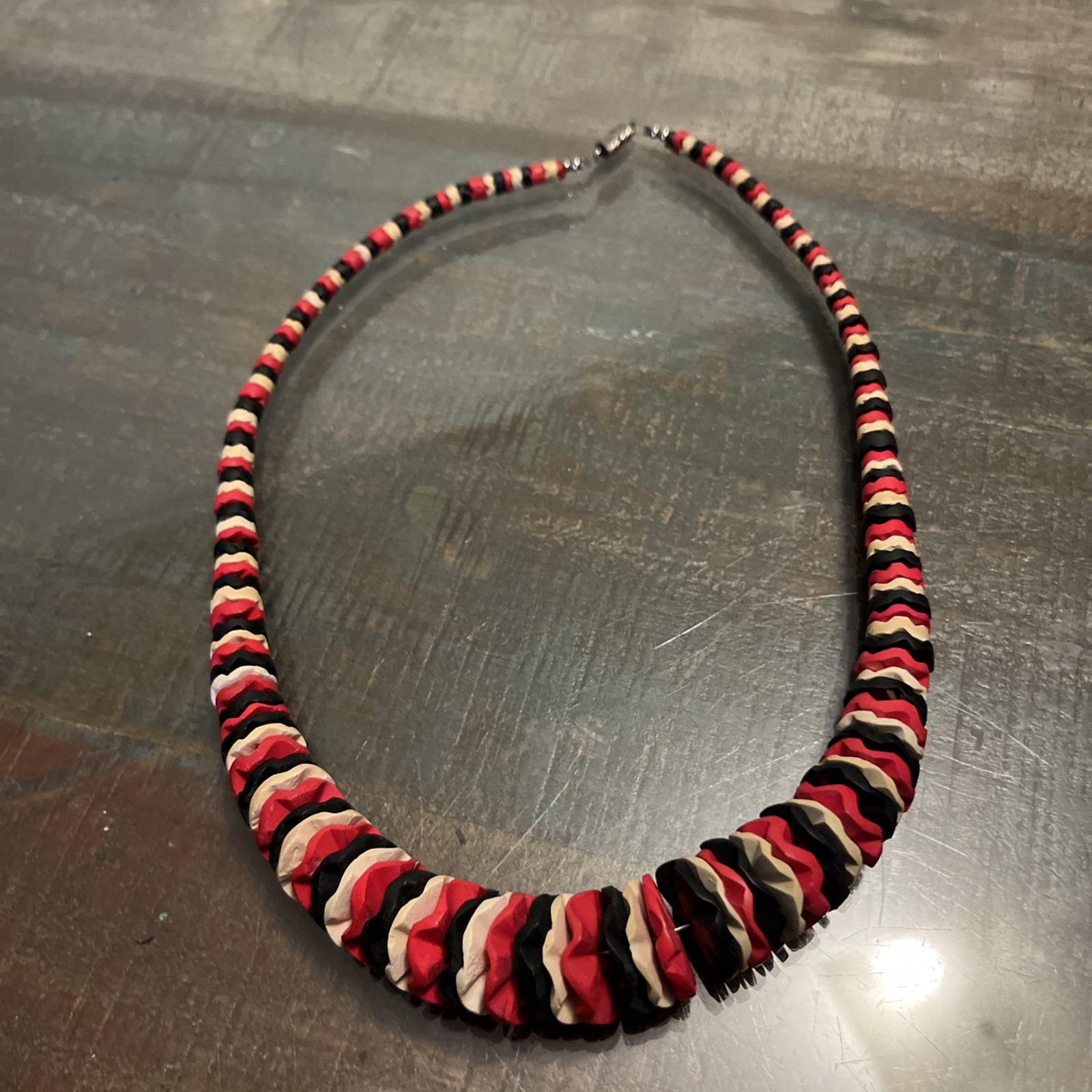 Vintage Mode Graduated Wave Disk Necklace Magnetic Closure 20 In
