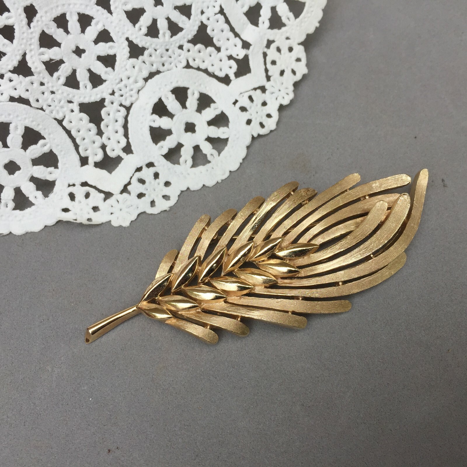 Trifari Gold Tone Leaf Pin Brooch 3″ x 1 1/8″ Vintage Botanical Nature Plant