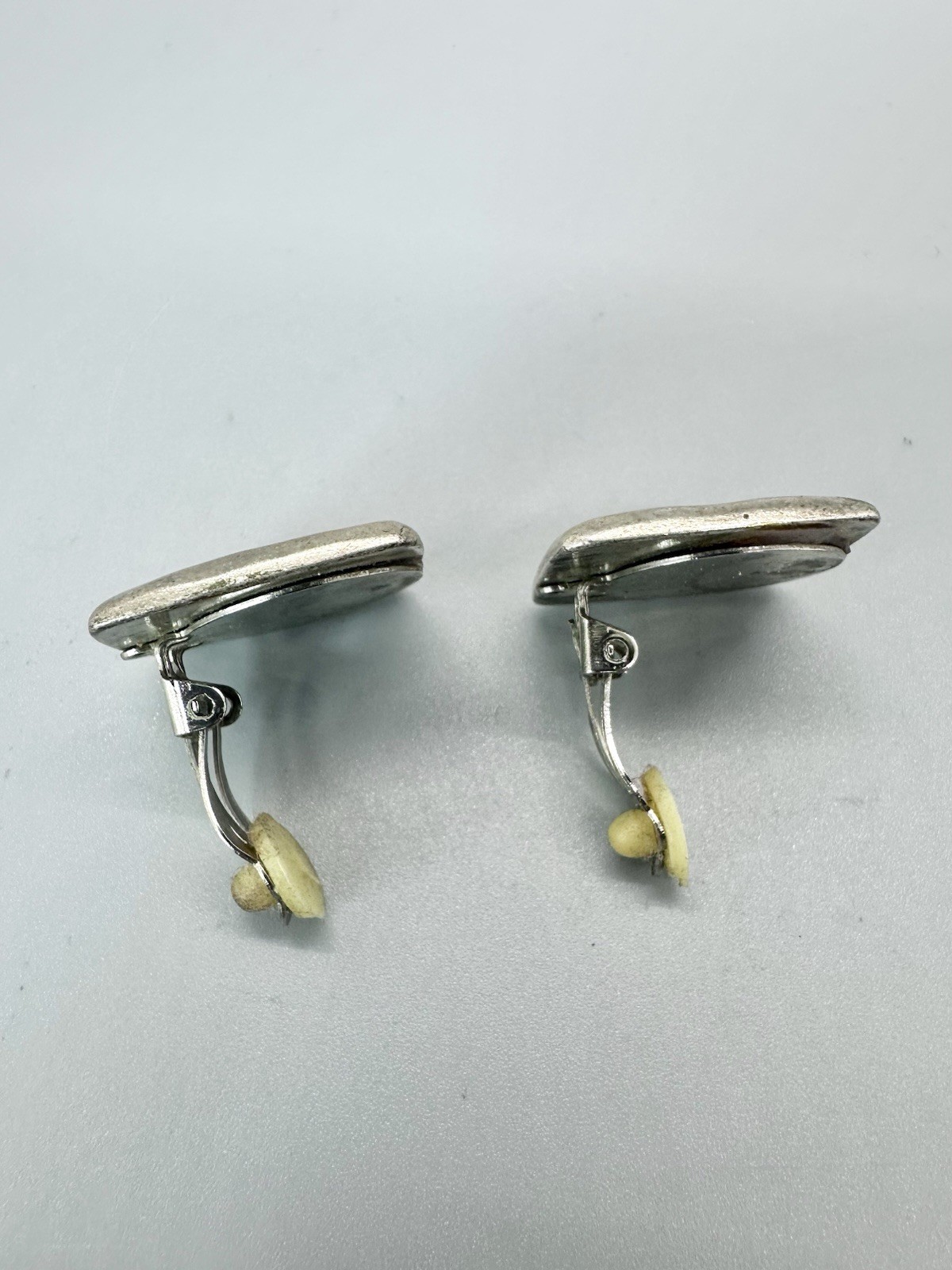 ⛎ Vintage Hammered Silver Tone Square Clip On Earrings Modernist 0.79″ Unsigned