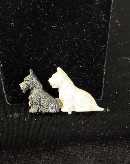 Vintage GREAT BRITAIN Plastic Black White SCOTTY TERRIER DOGS Pin Badge C Clasp