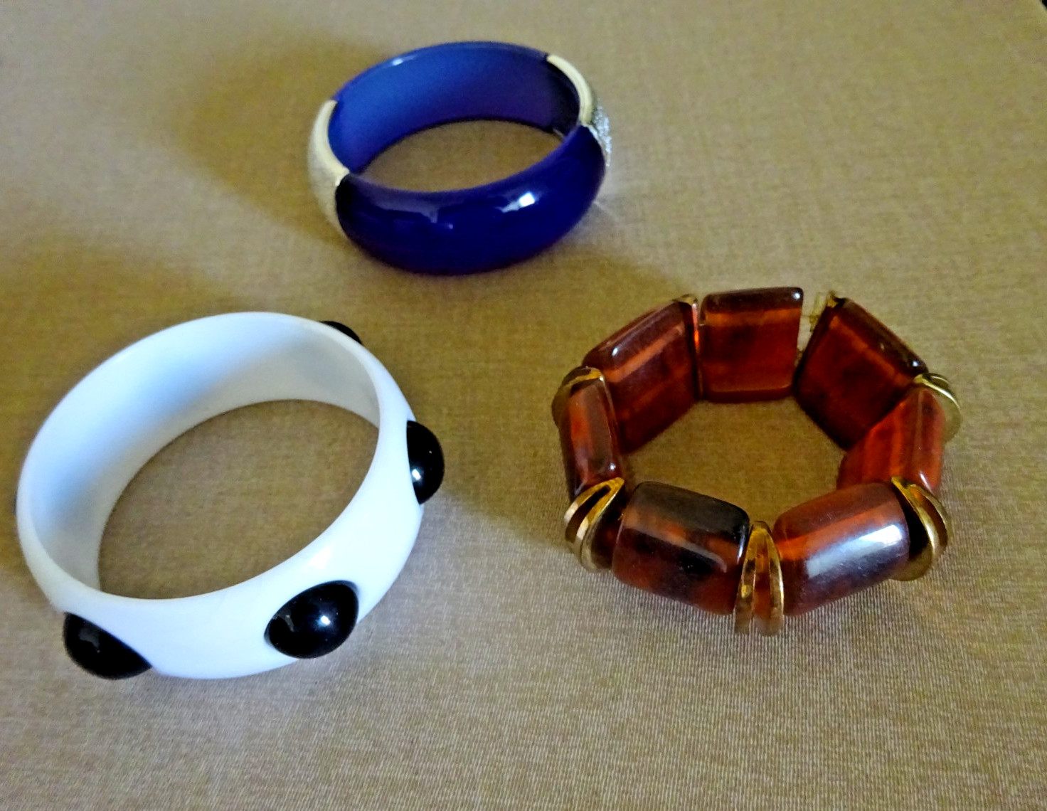 VINTAGE LOT (9) BRACELETS, CHUNKY BANGLE, CUFF, BEAD, RHINESTONE, ETC.