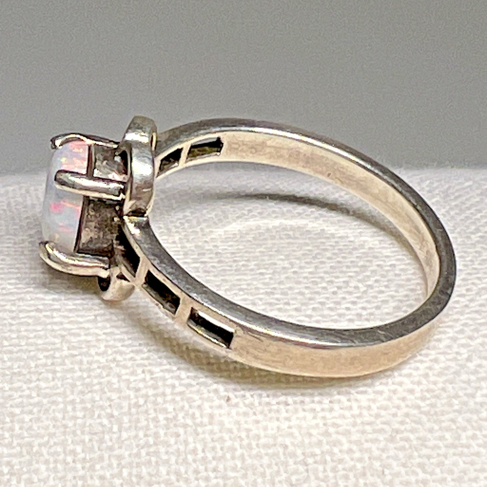 Sterling Silver Australian White Opal Ring Oval Cabochon Size 8 Vintage 2.5g