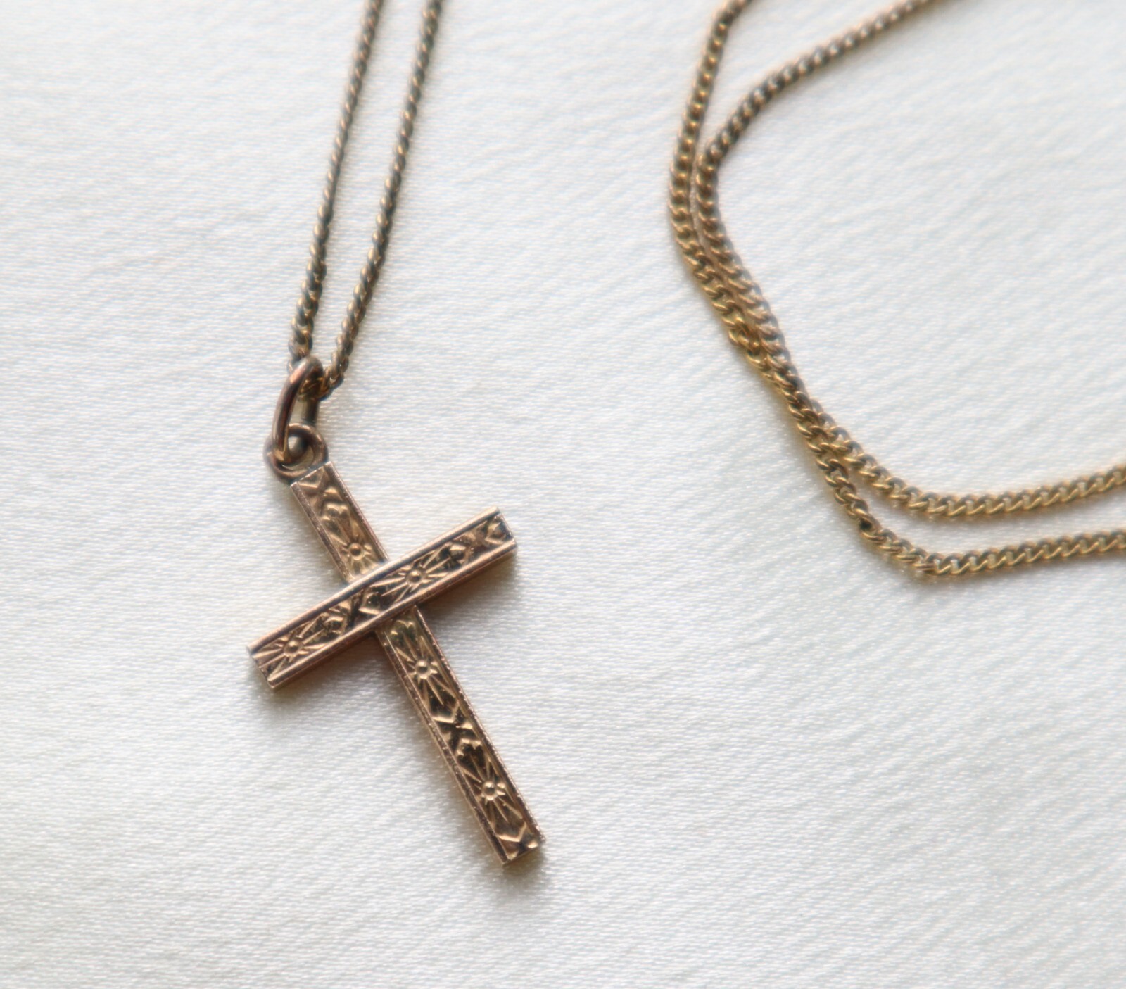 Pretty Vintage Gold Filled Cross Pendant Necklace Art Deco 1/20th 12k 20in Chain