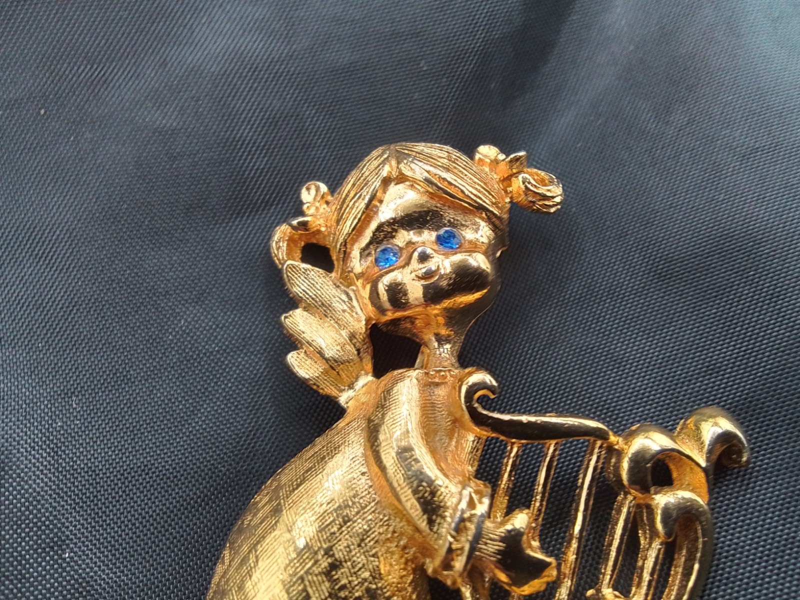 GERRY’S DESIGNER SIGNED BLUE CRYSTAL EYES ANGEL MYSTICAL CREATURE HARP PLAYER