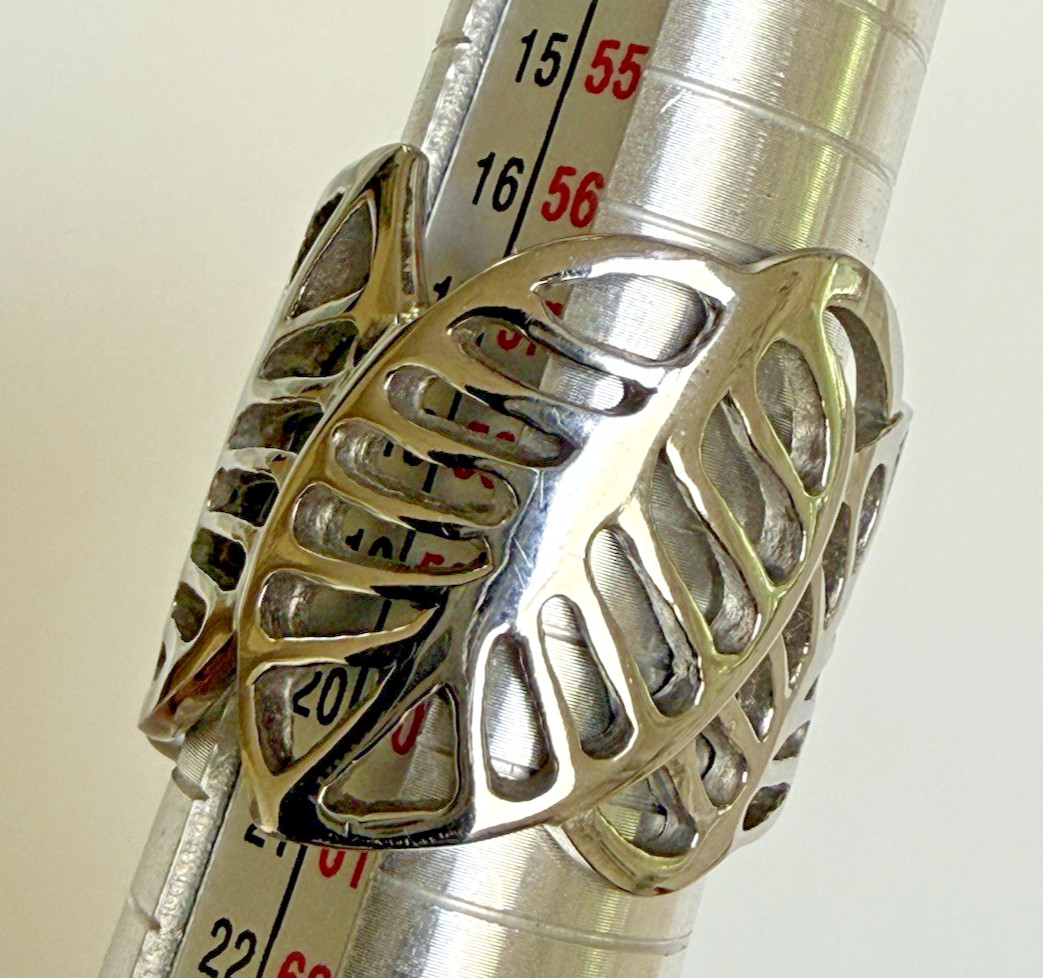 An Unusual & Unique Wide Silver Open Cutout Leaf Design Ring Size 8.5