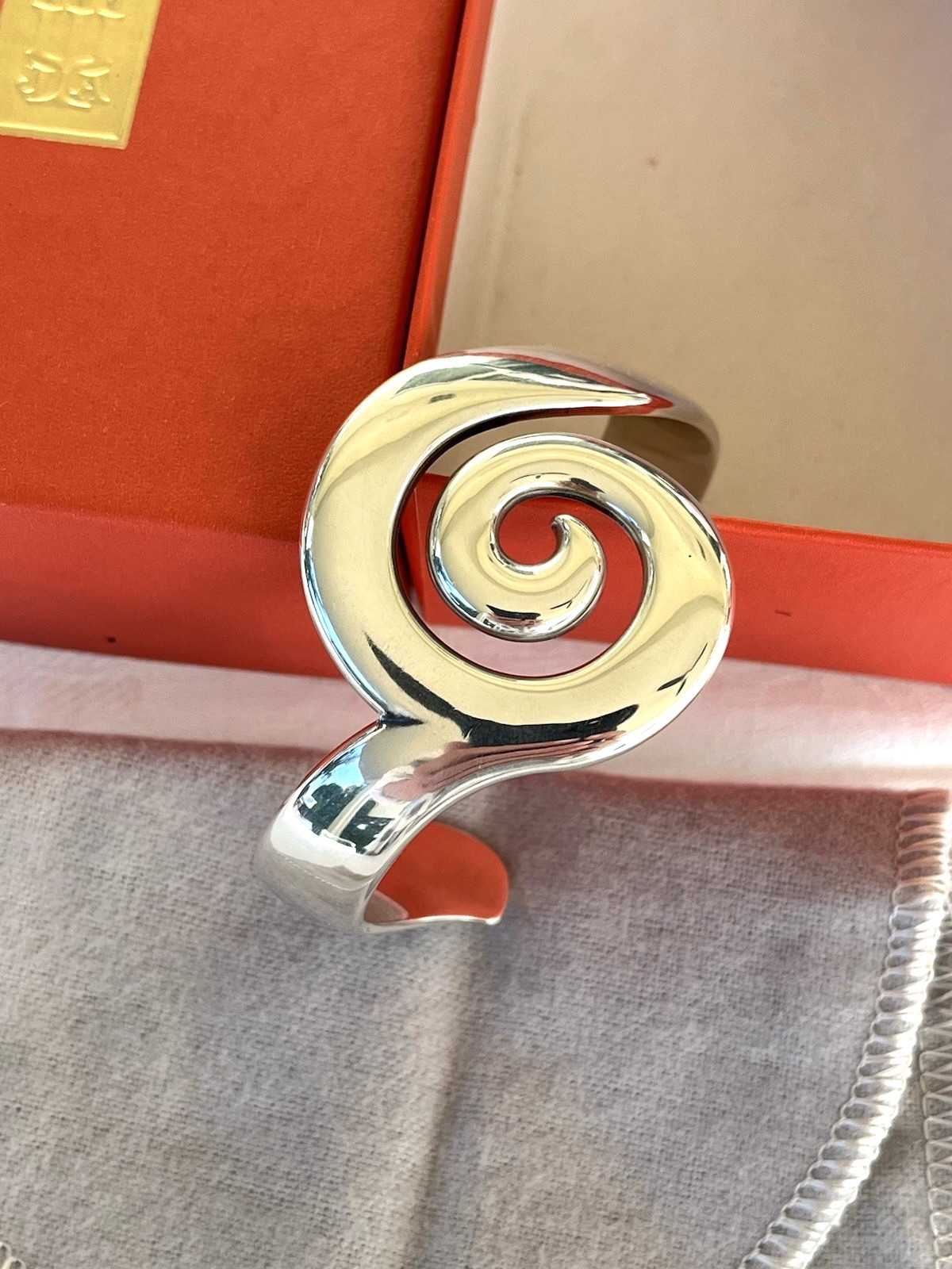 Retired JAMES AVERY Swirl Sterling Silver Bangle Bracelet 50.5g New in Box w/Bag