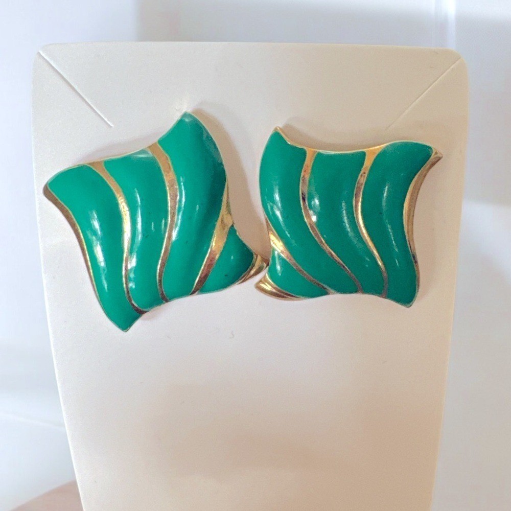 ⭐️Avon Enamel Gold Fashion Earrings. Jade Green Swirls Pierced 1987 Vintage