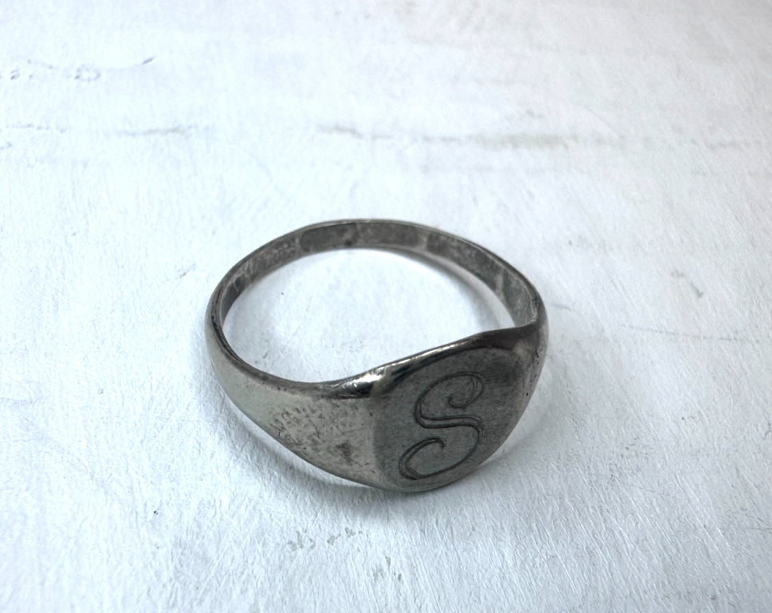 Vintage Sterling Silver Signet “S” Ring Initial Ring 1 1/2 cm diameter
